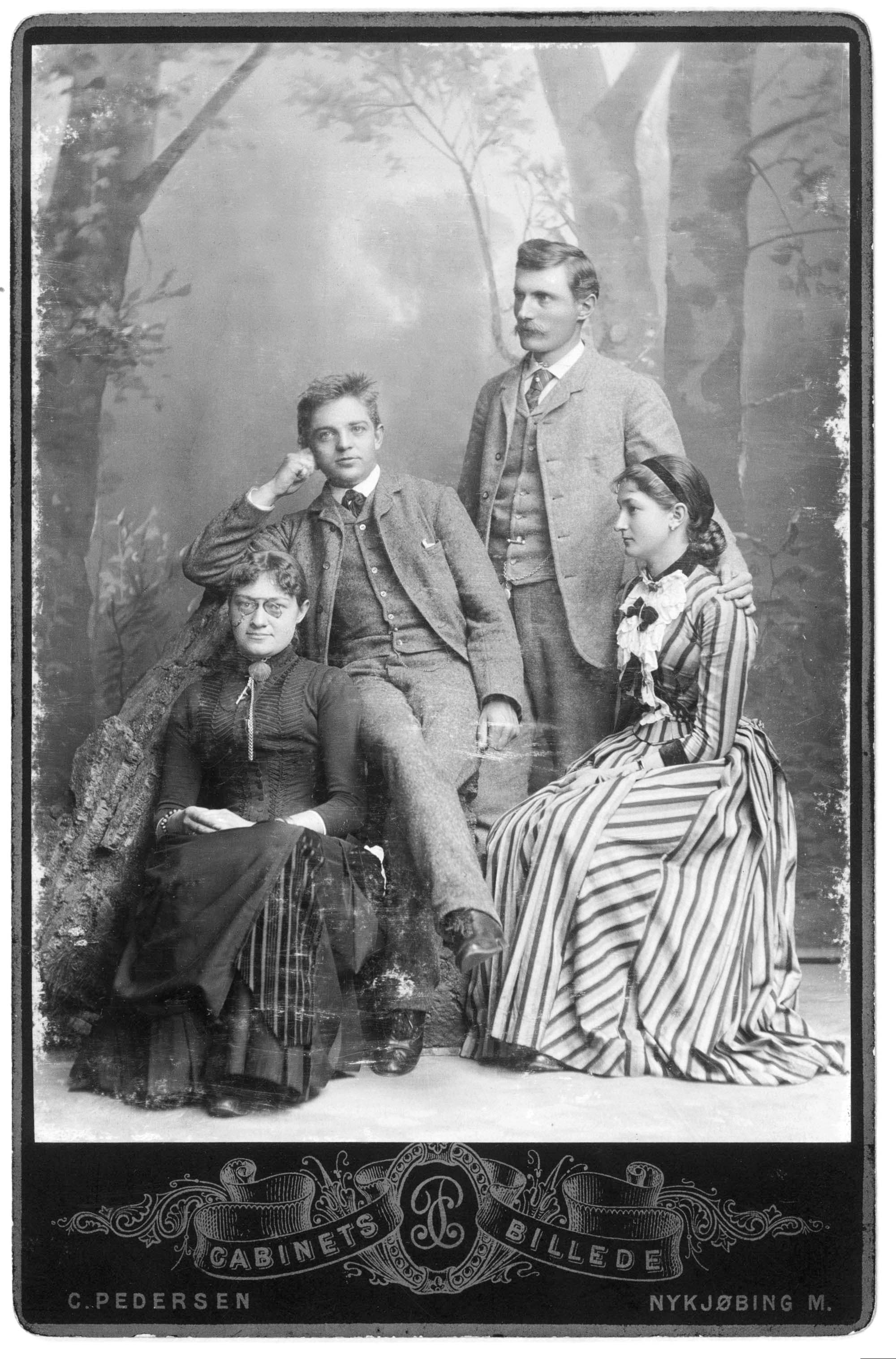 Sommerferie i Selde 1887; Søstrene Marie og Emilie Demant Hansen (til højre) med deres kærester Frederik Brandt og Carl Nielsen.