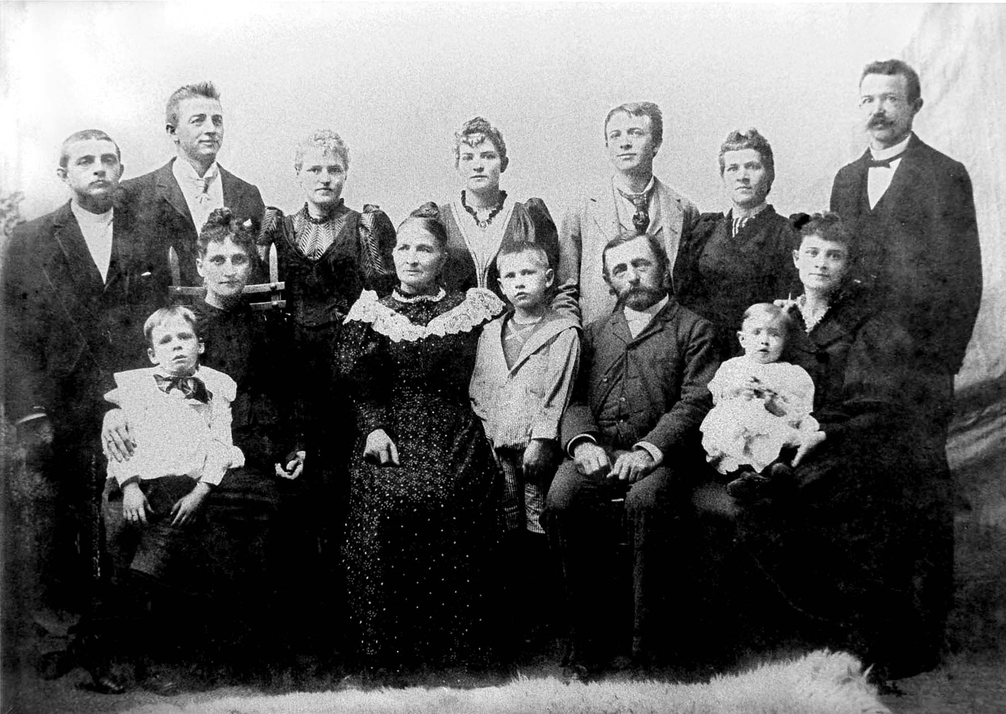 Familien i Chicago ca. 1893. Fra venstre, bagest: Sophus, Anders og hans kone, Julie, Albert og hans kone, Louises mand. Forrest: Sophus' søn og kone, Carl Nielsens mor, plejebarnet Thorvald Kallehave, Carl Nielsens far og Louise med sønnen Arthur. (CNM).