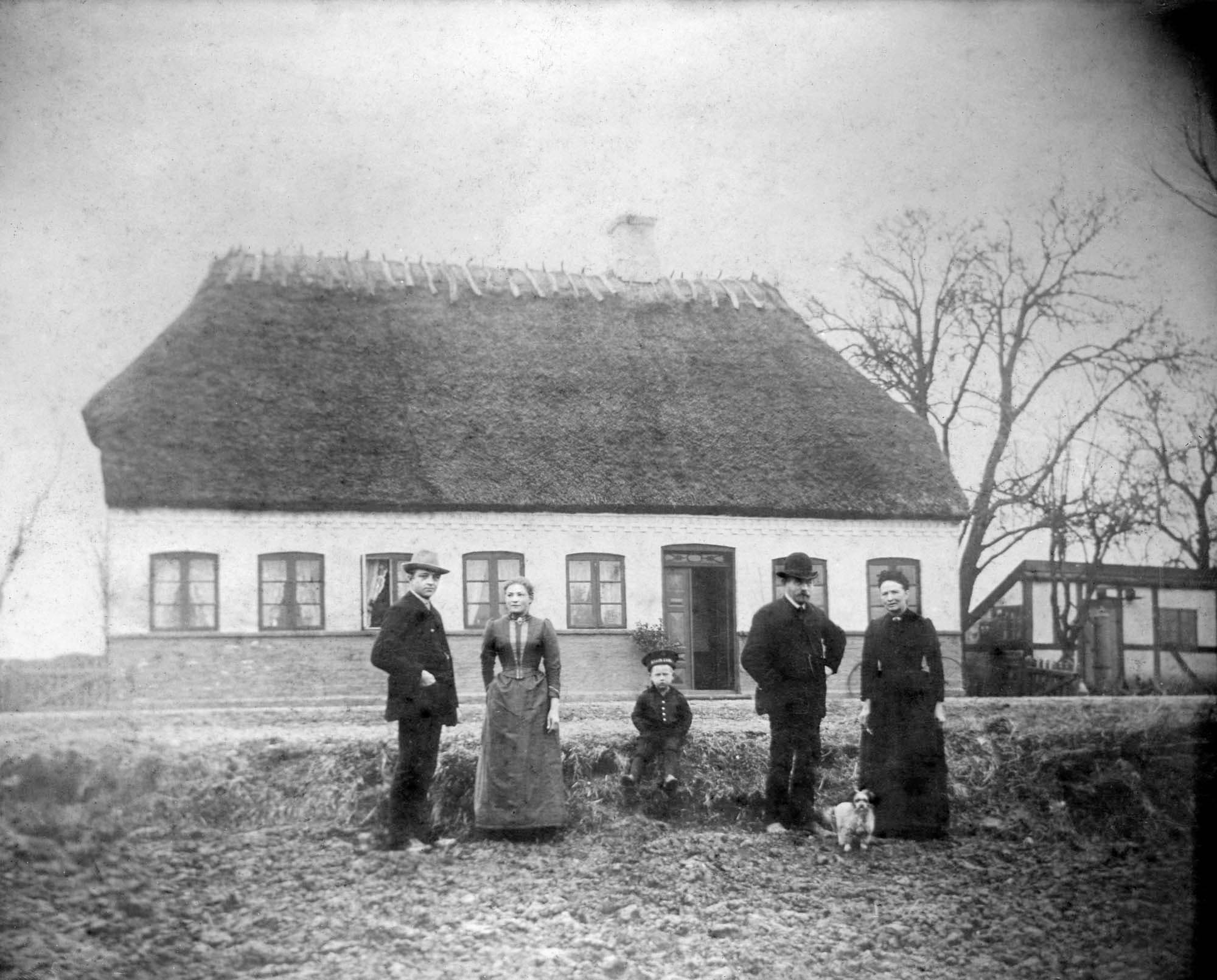 Carl Nielsens tredje barndomshjem i Nr. Lyndelse ca. 1890. Fra venstre står broderen Valdemar, søsteren Julie, forældrenes plejebarn Thorvald Kallehave, samt forældrene Niels Jørgensen og Maren Kirstine Jørgensen. (CNM).