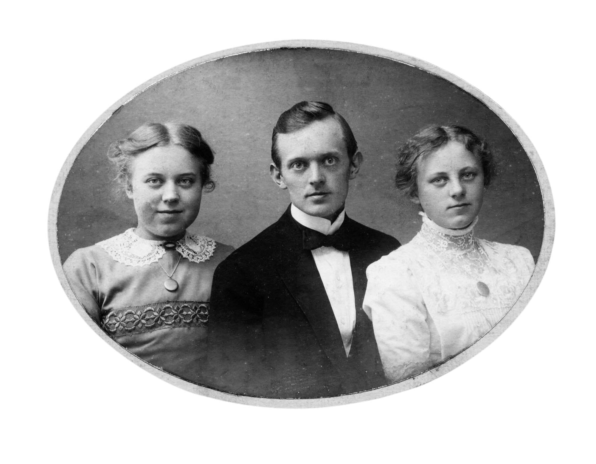 Carl August Hansen med to kusiner på mødrene side fra Klintebjerg på Fyn. (Privateje).