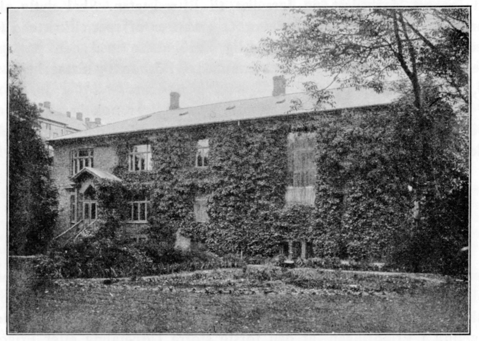 Den gamle villa Vodroffsvej 53, hvor familien Nielsen boede på 1. sal fra 1908-1915. I stuen boede Axel og Sofie Olrik. Den senere til privatskole om- og tilbyggede villa blev i begyndelsen af 1980’erne revet ned til fordel for nyt etagebyggeri. Det er ikke nemt at finde billeder af huset; dette stammer fra Chr. Christensen: Et skoleeventyr i brogede blade og billeder, Kbh. 1954.