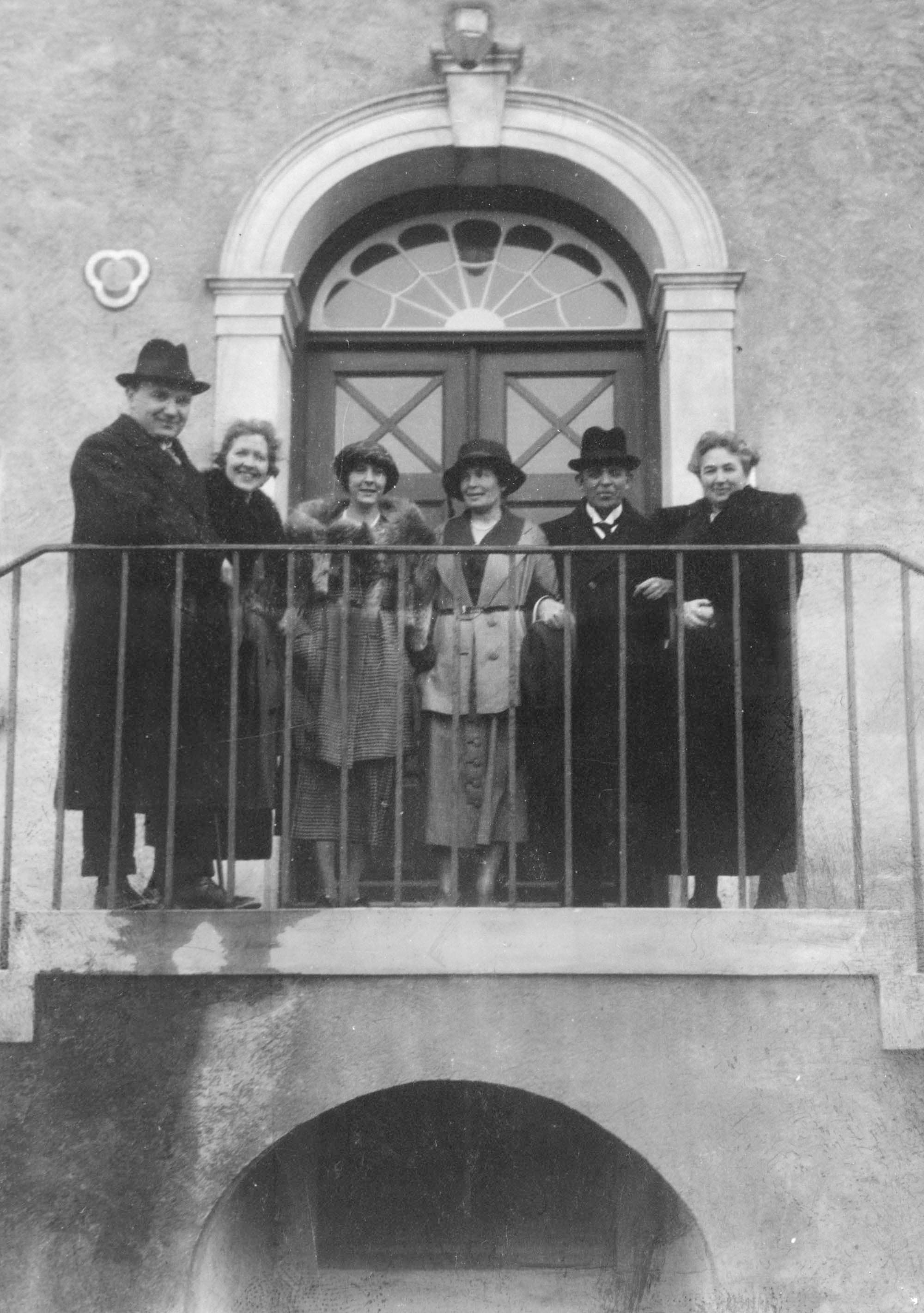Angiveligt i Jyderup, marts 1921. Carl Johan Michaelsen; Vera Michaelsen, hendes mor(?) og Carl Nielsen som nr. 3, 4 og 5 fra venstre samt to ukendte kvinder.