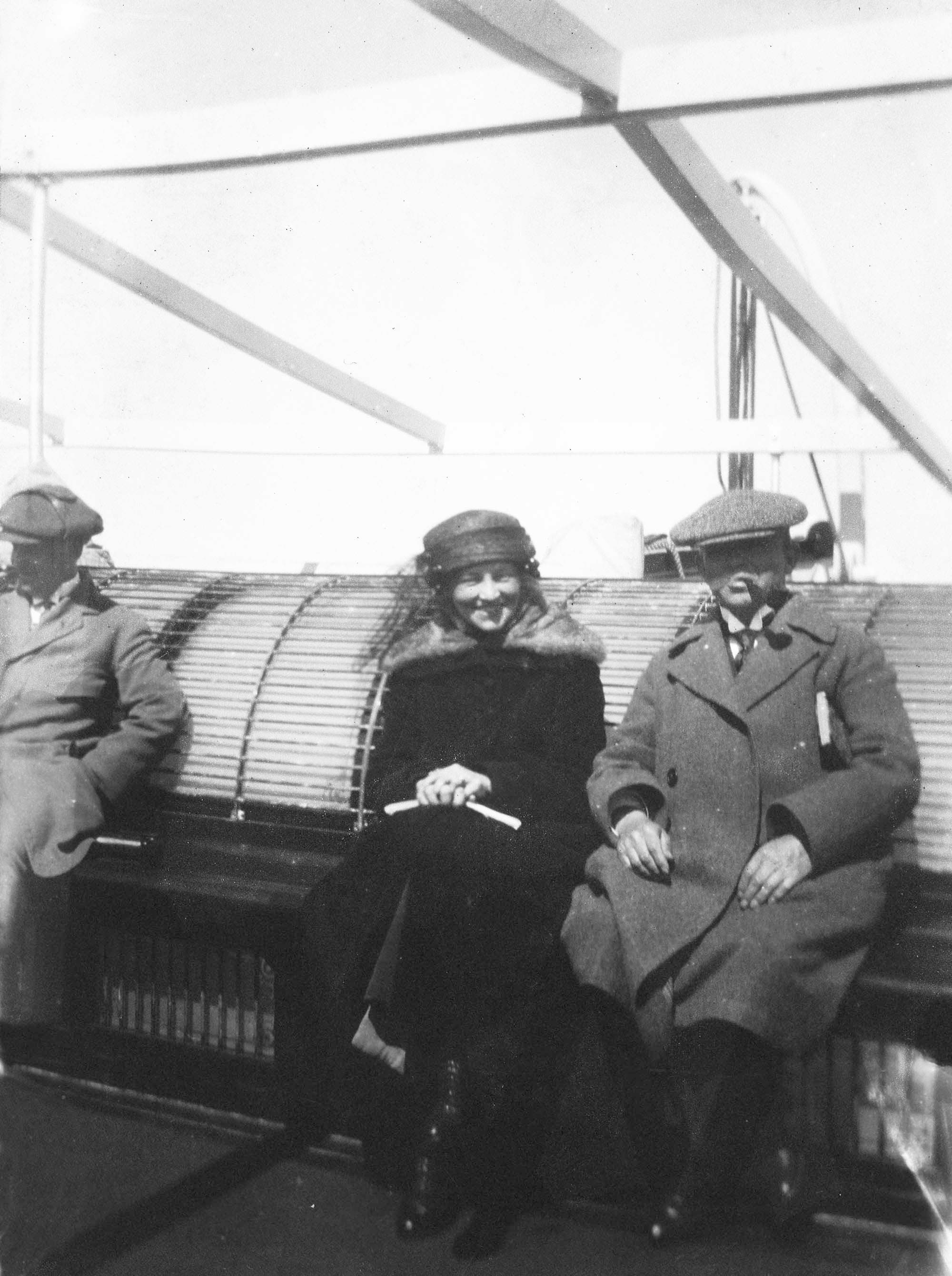 Dette og næste billede: Nancy Dalberg og Carl Nielsen ombord på dampskibet Ariadne mellem Stockholm og Helsingfors, maj 1921. Manden til venstre er ukendt.