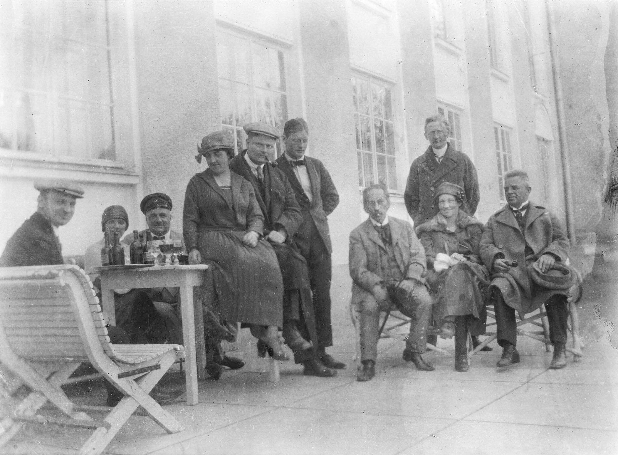 ”Paa Terrassen ved Saimen”, er der skrevet bag på dette foto. Saimaa er Finlands største sø og vandfaldet Imatra ligger 5 km derfra ved floden Vuoksis løb. På kanten af bordet sidder Poul Schierbeck med hat. Til højre sidder Victor Bendix, Sylvia Schierbeck og Carl Nielsen, stående Peder Gram.