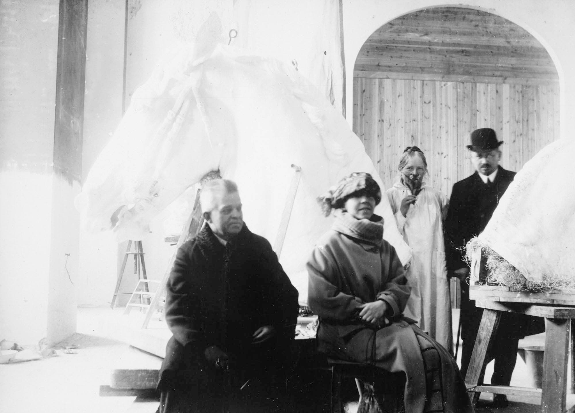 Dette og næste billede: Anne Marie Carl-Nielsen med mand og datteren Irmelin samt uidentificeret besøgende, måske i atelieret i Gothersgade Elektricitetsværk – men da næppe allerede i marts 1922 som noteret på fotografiernes bagside.