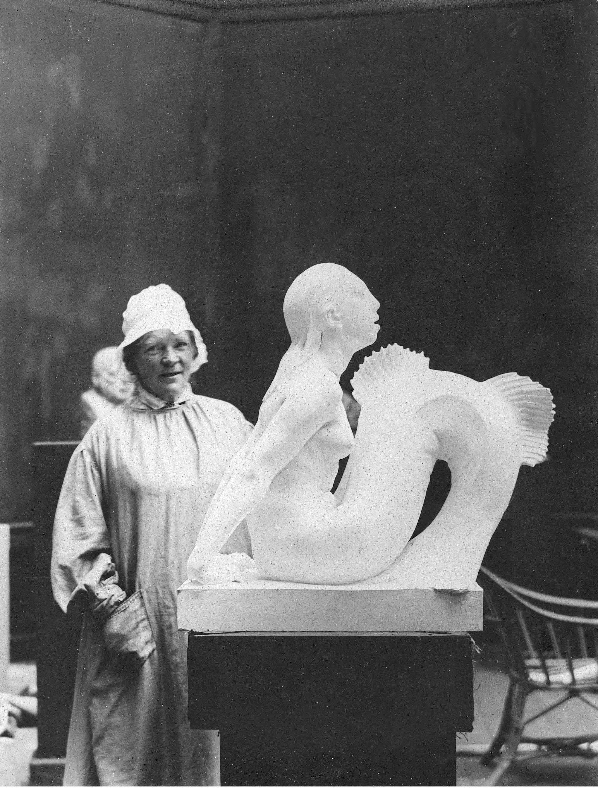 Anne Marie Carl-Nielsen med sin Havfrue på Den frie Udstilling i foråret 1922.