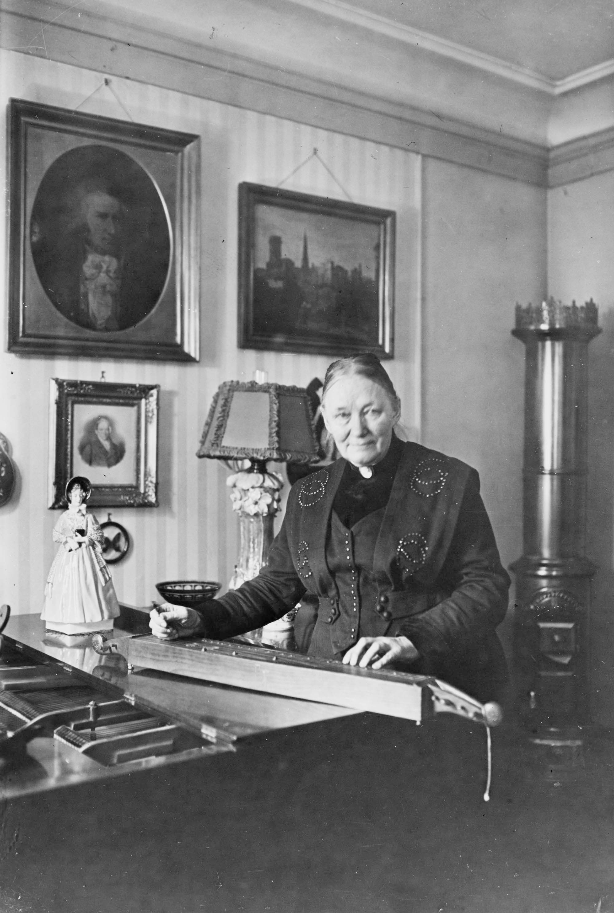 Hortense Panum, 14.3.1856-26.4.1933, med et eksemplar af det 8-strengede norske folkeinstrument, langeleiken.