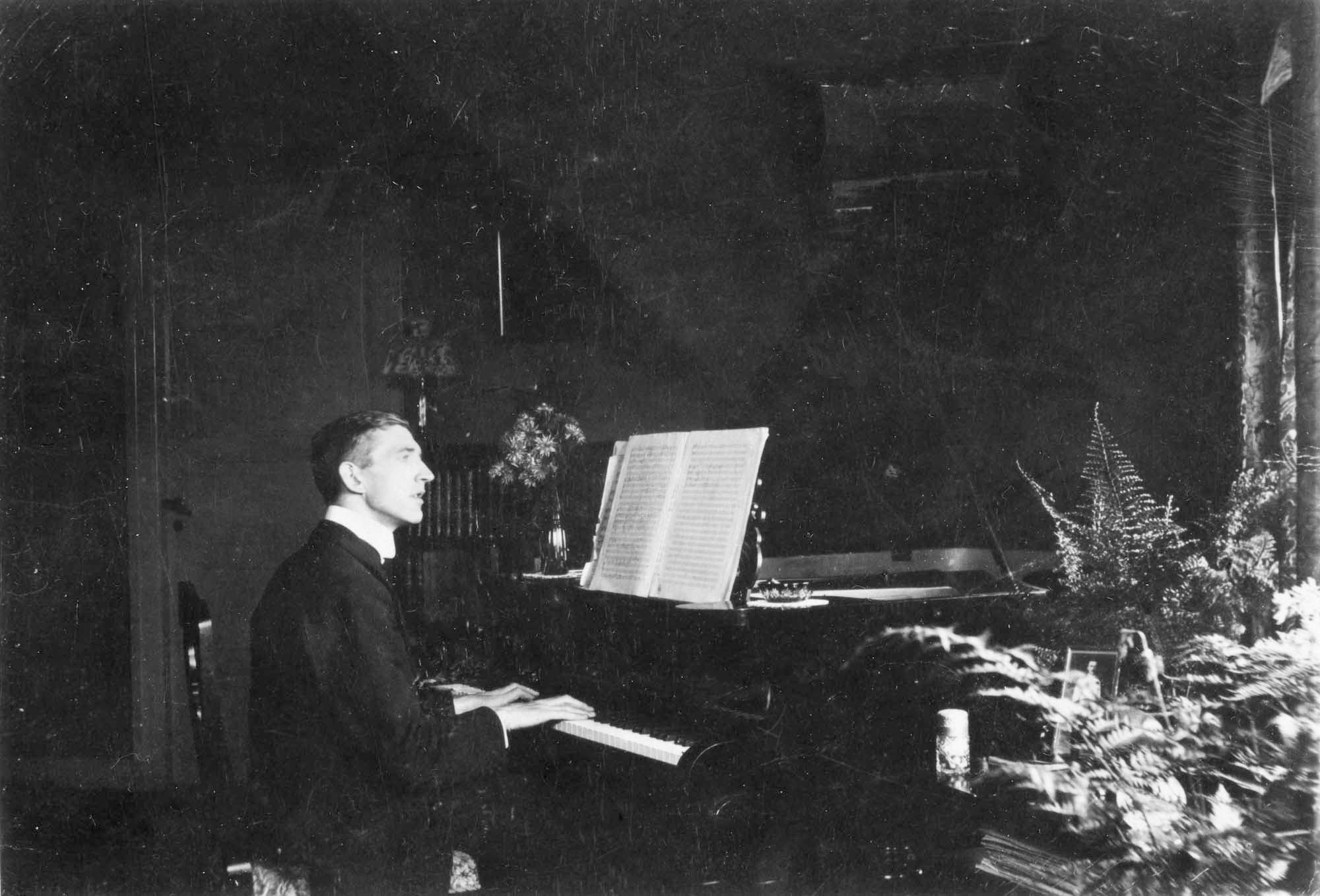 Violinisten Thorvald Nielsen, 14.1.1891-26.8.1965, ved flygelet.