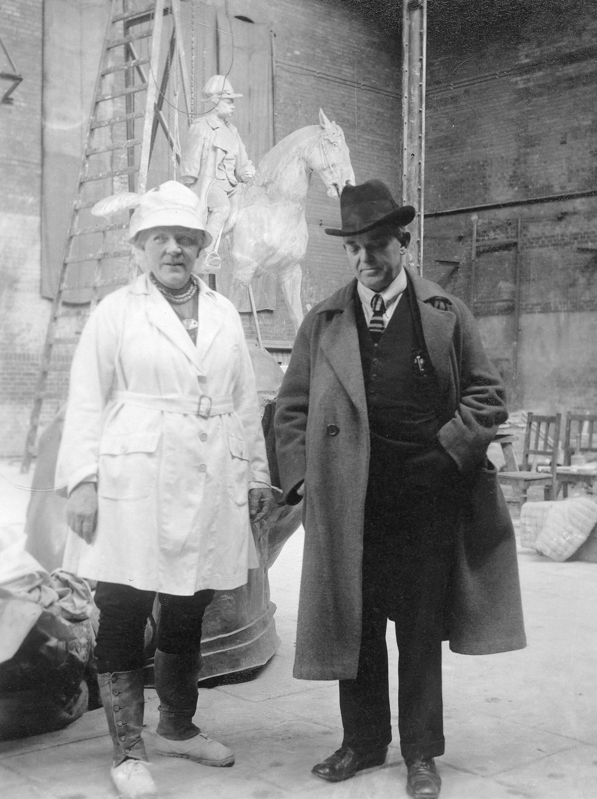 Gipshesten står nu samlet men er endnu ikke færdigciseleret. Kongen mangler også sin højre underarm. Efteråret 1922 i elektricitetsværkets kedelhus i Gothersgade.