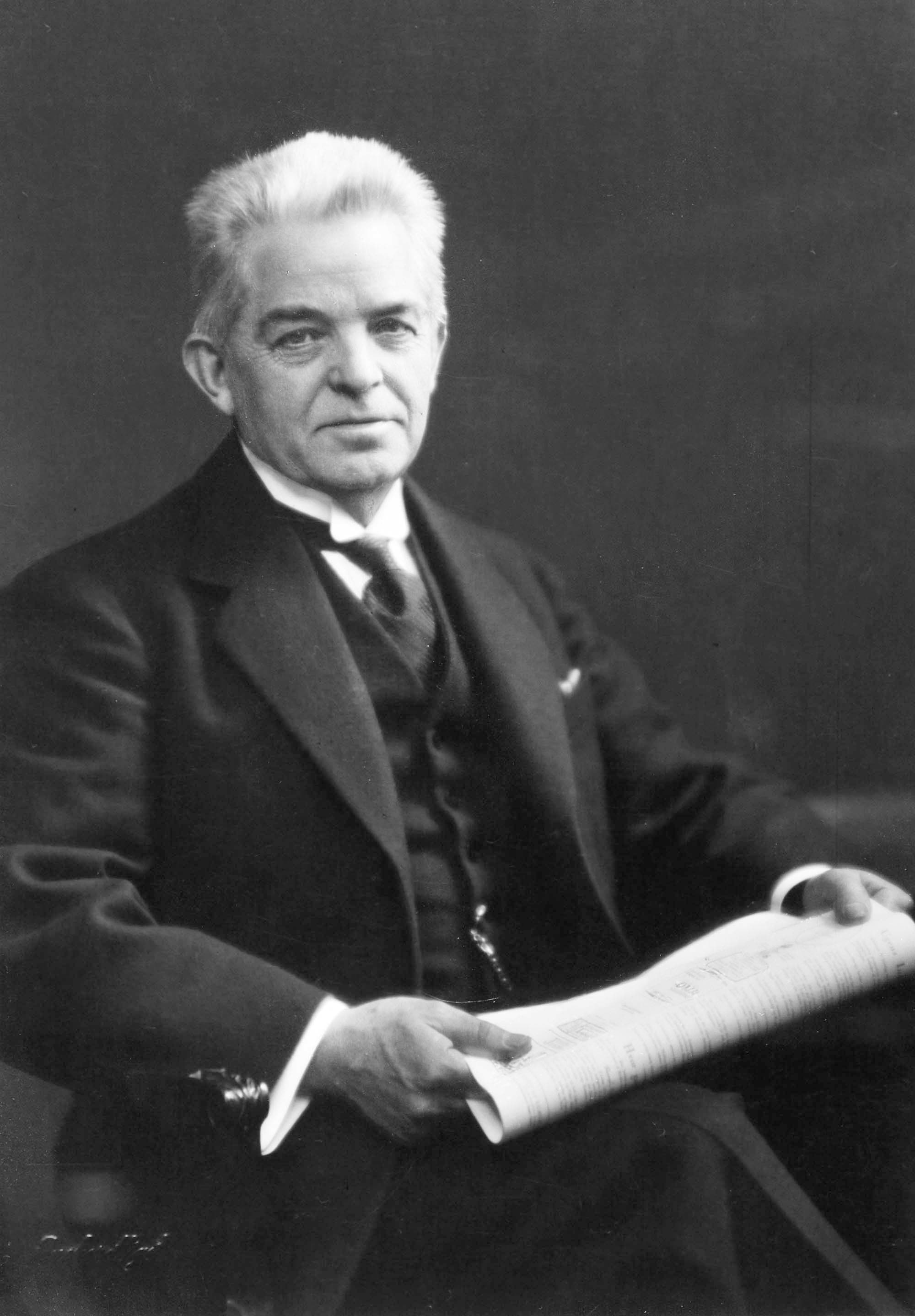 Dette og næste billede: 1930 eller 1931, hos fotograf Elfelt, Østergade 24, København.