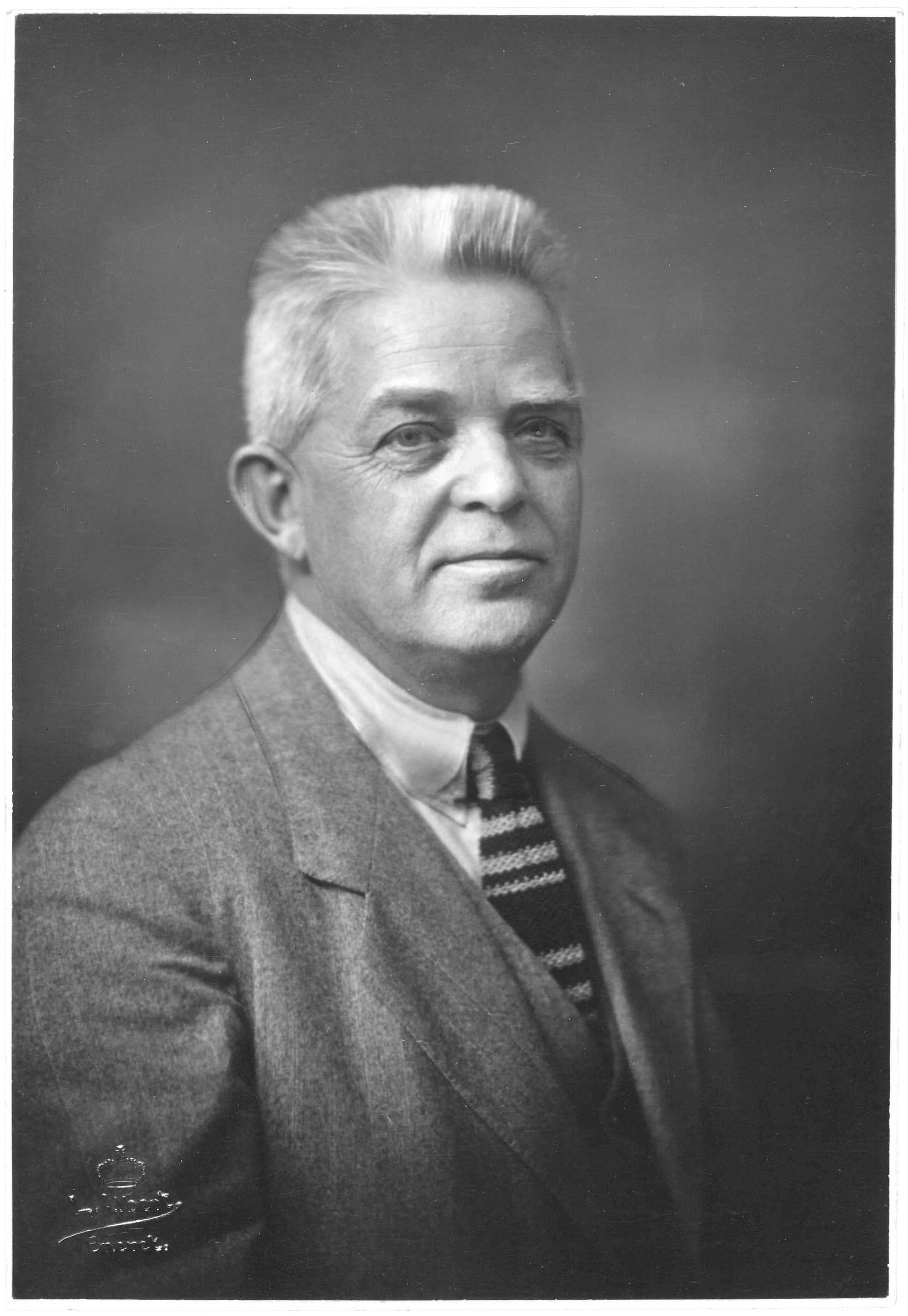 Dette portræt, optaget hos fotograf Leopold Albert, blev anvendt på forsiden af programmerne for Københavns filharmoniske Orkesters provinsturné i januar-februar 1926.