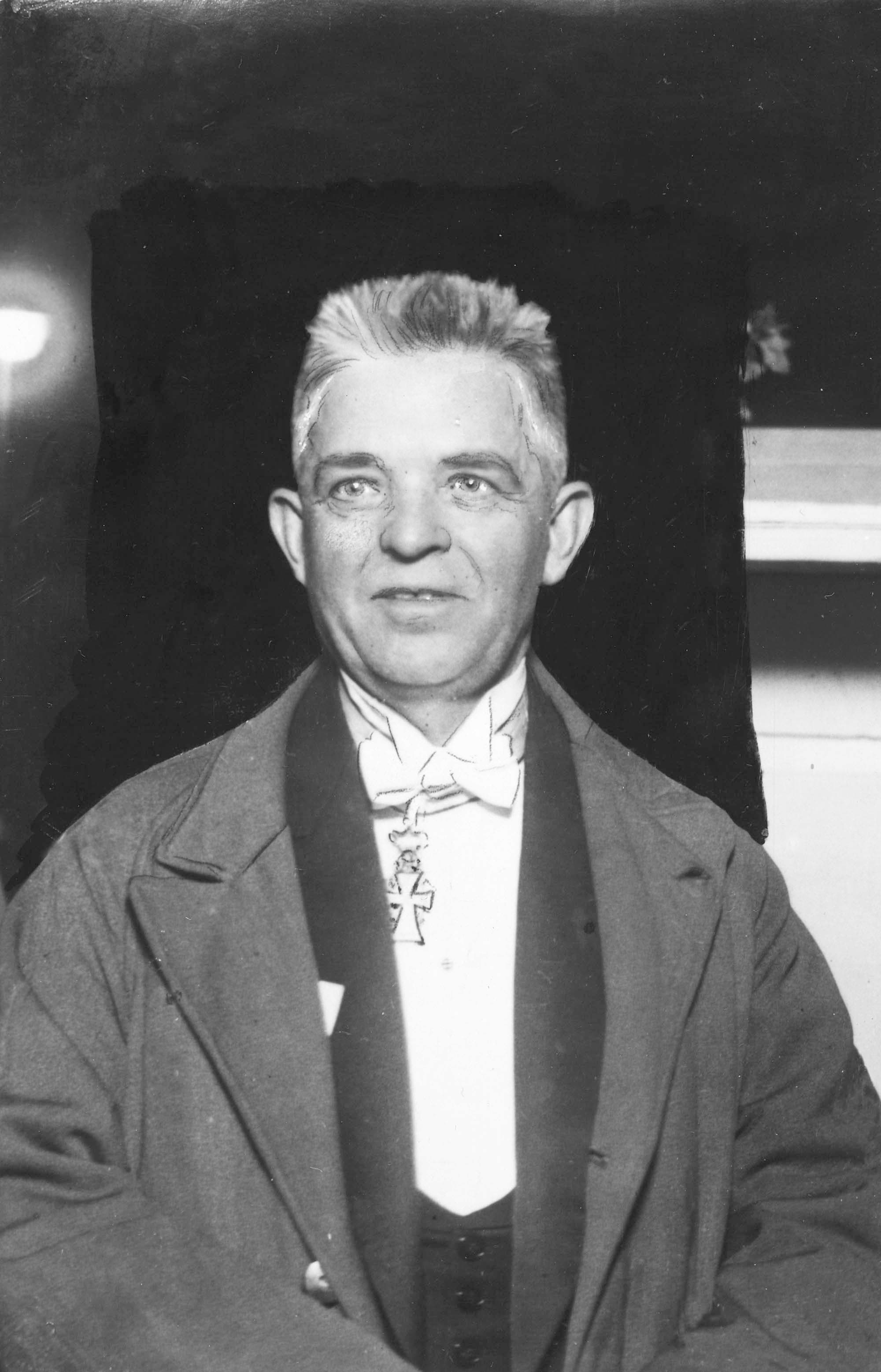 Carl Nielsen med kommandørkors. Pressefoto med retouche, udateret.