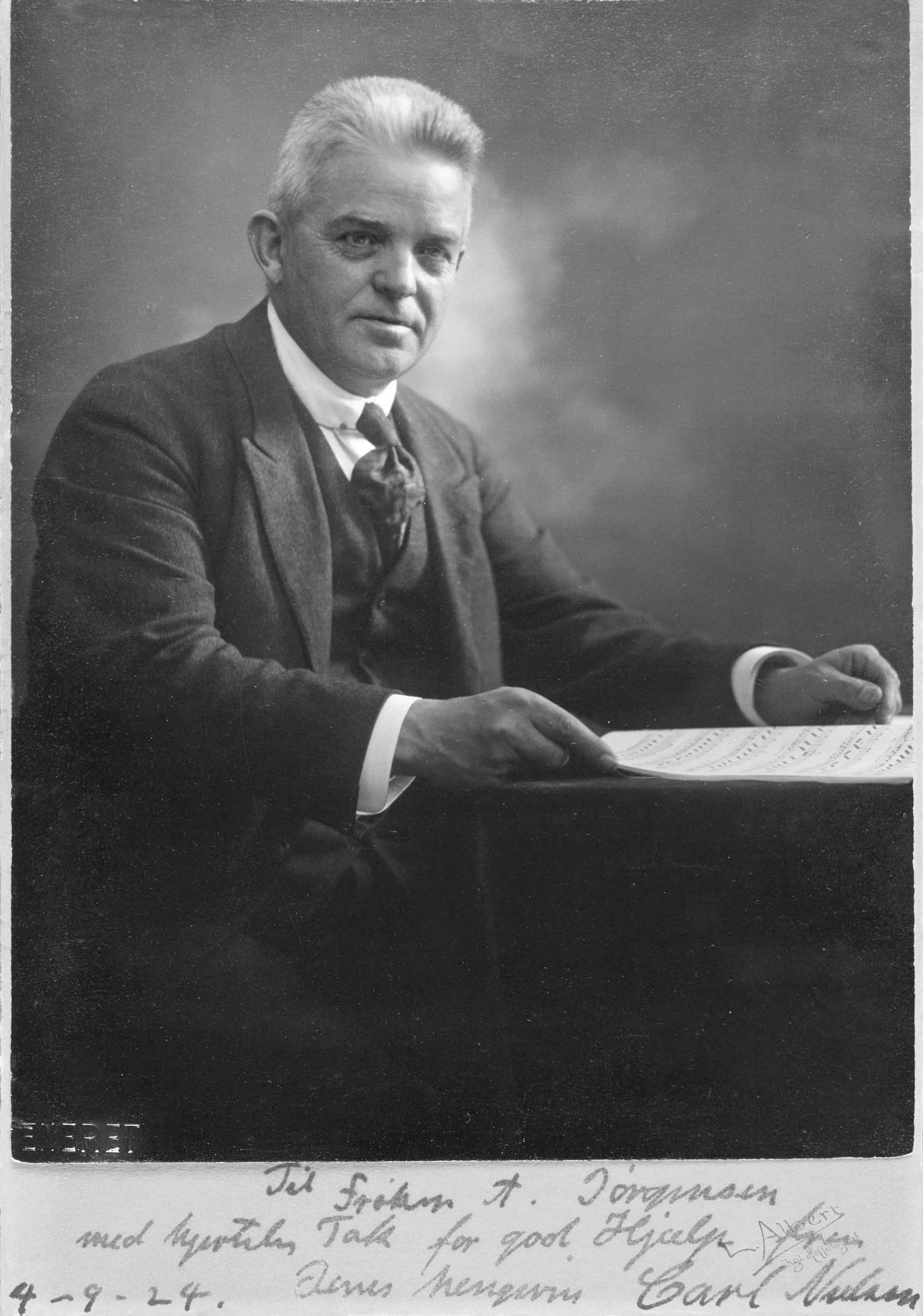 Carl Johan Michaelsens sekretær havde deltaget i arbejdet med den af Carl Johan Michaelsen finansierede publikation af Carl Nielsens værker, jf. 102. Fotografiet er formentlig optaget i 1921, jf. 7:166.