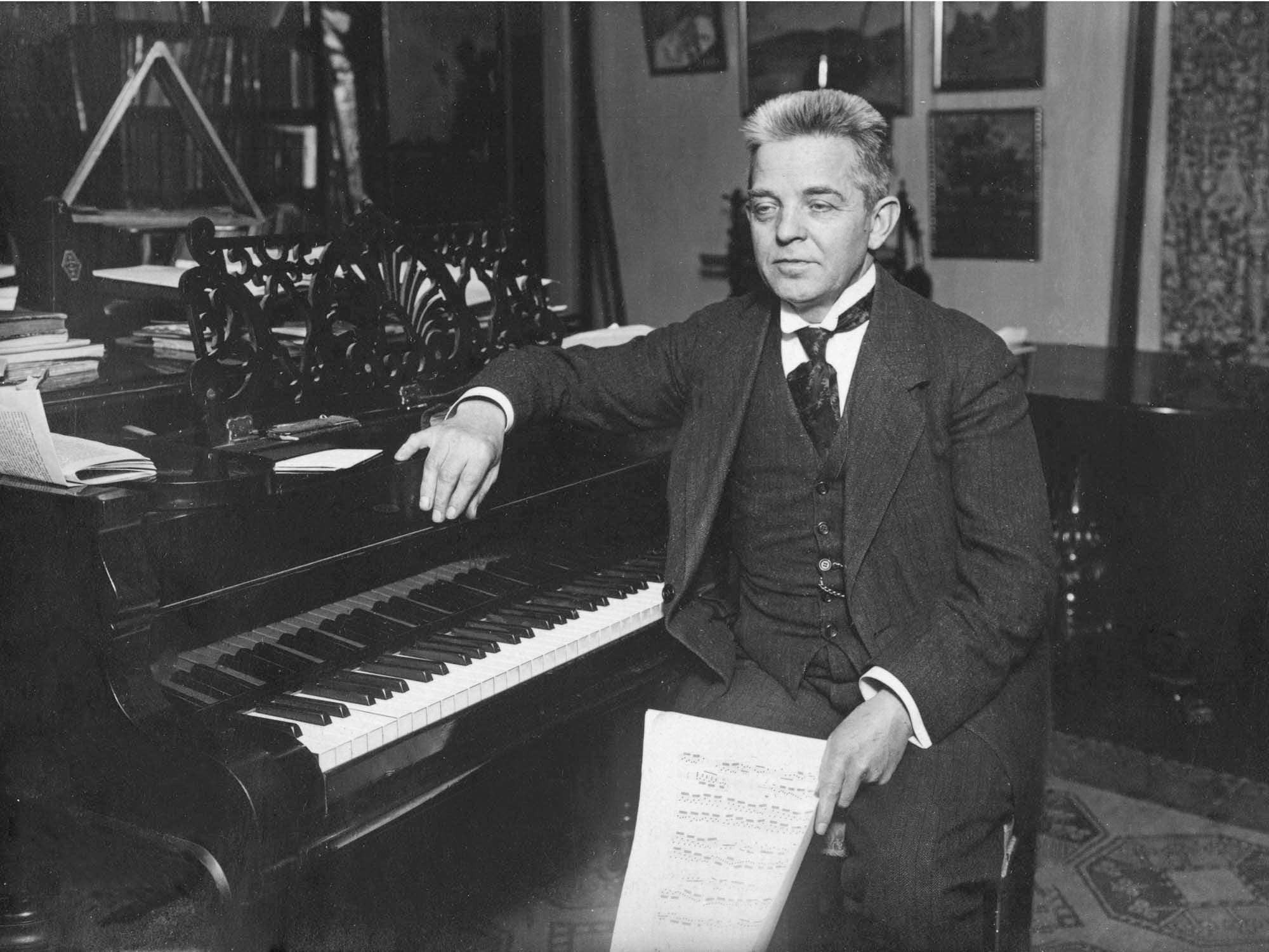 Carl Nielsen ved flygelet i Frederiksholms Kanal 1916.