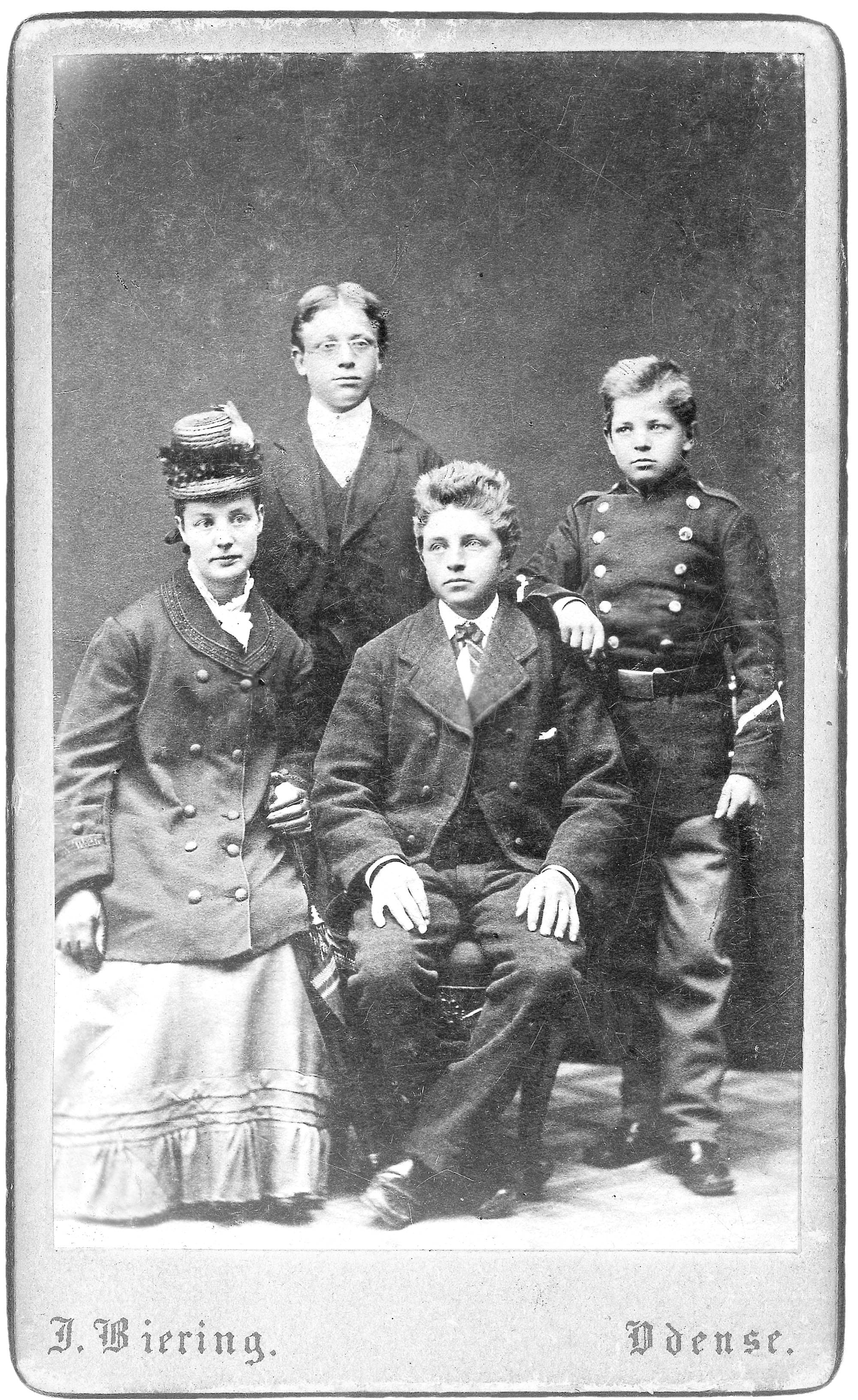 Fire søskende, fra venstre Sofie (f. 12.6.1856), Albert (f. 18.3.1863), Sophus og Carl Nielsen. Fotograferet i Odense 1879, afbildet i Min fynske Barndom, overfor s. 168. Det samtidige foto af underkorporal Carl Nielsen med signaltrompet og altbasun er gengivet i 3:398.