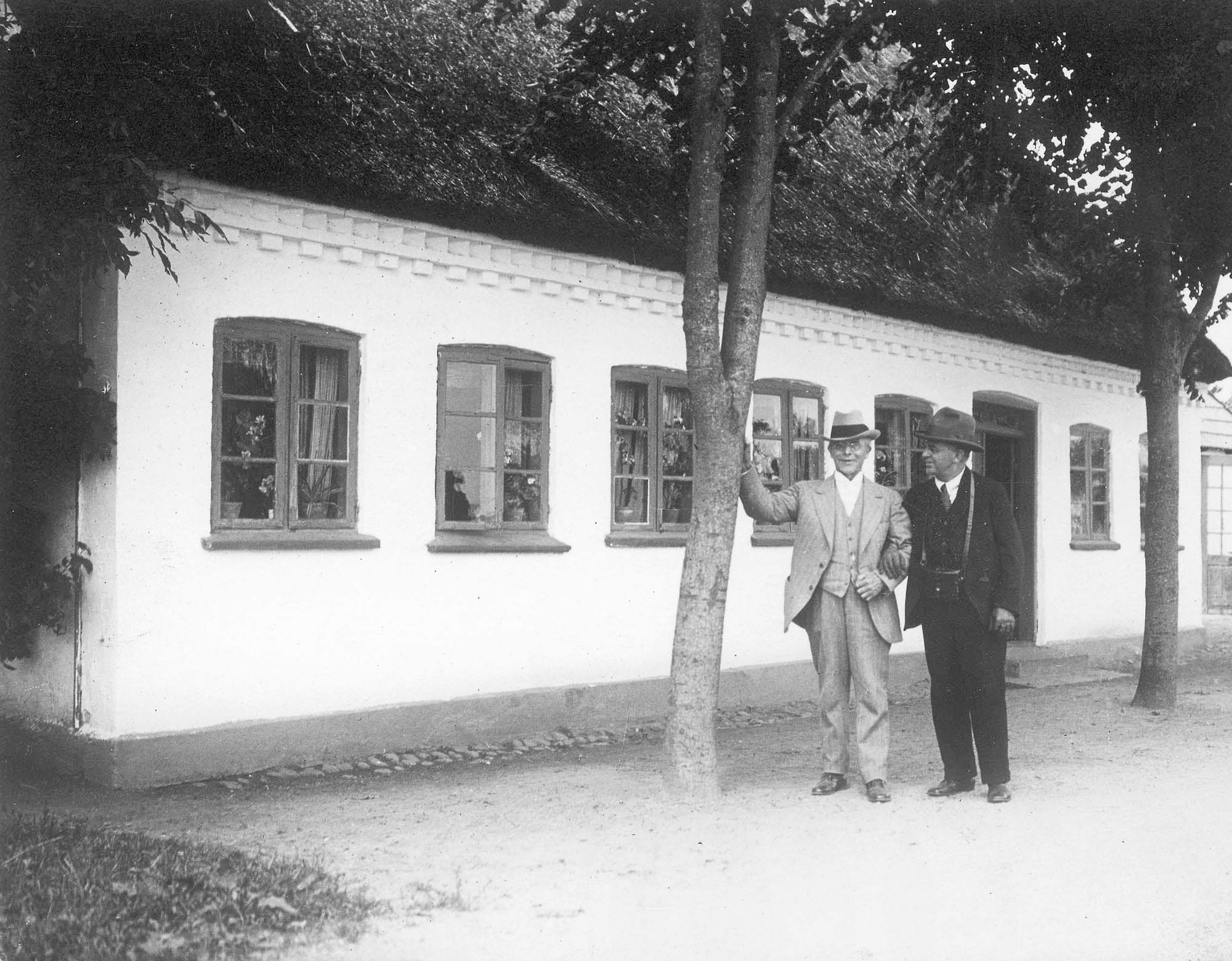 Brødrene Albert og Carl Nielsen foran barndomshjemmet i Nørre Lyndelse, Fyn, slutningen af juni 1925.