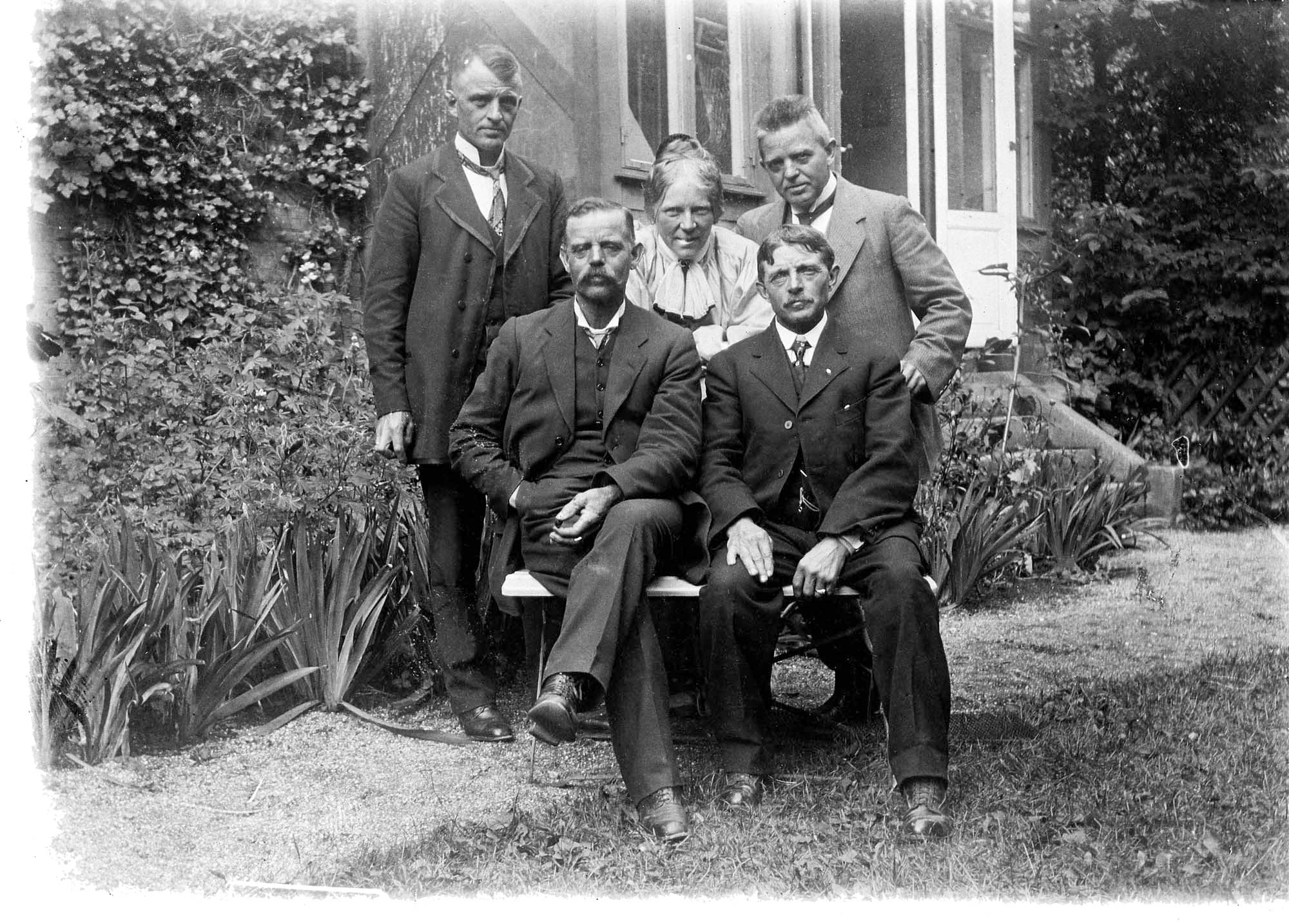 I haven til Vodroffsvej 53, stående: Valdemar, Carls kone, billedhuggerinden, og Carl; siddende: Peter og Sophus, der var udvandret til Chicago 31 år tidligere, nu tilkaldt i anledning af Peters besøg.