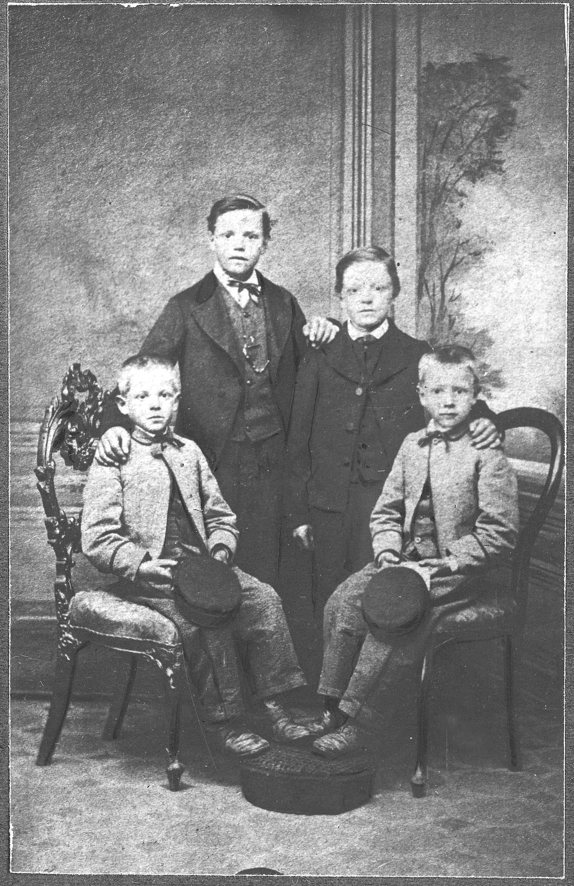 Fire af brødrene, fra venstre Carl (f. 9.6.1865), Peter (f. 7.10.1859), Sophus (f. 19.1.1861) og Anders Nielsen (f. 14.5.1867). Fotografi fra ca. 1873, afbildet i Min fynske Barndom, over for s. 32.