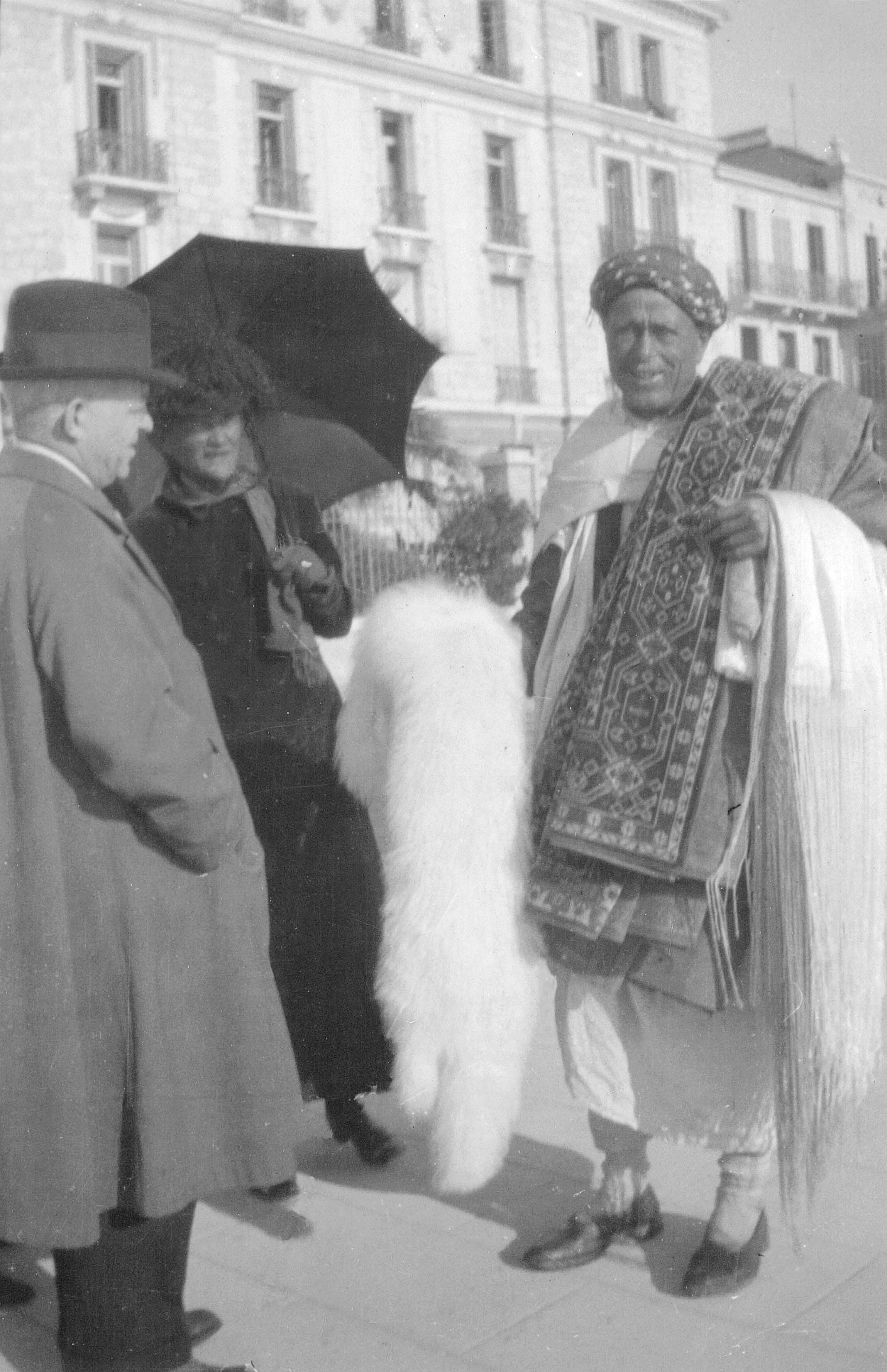 Dette og næste billede: Menton, marts 1927. Carl Nielsen, Charlotte Trap de Thygeson og en tæppesælger.