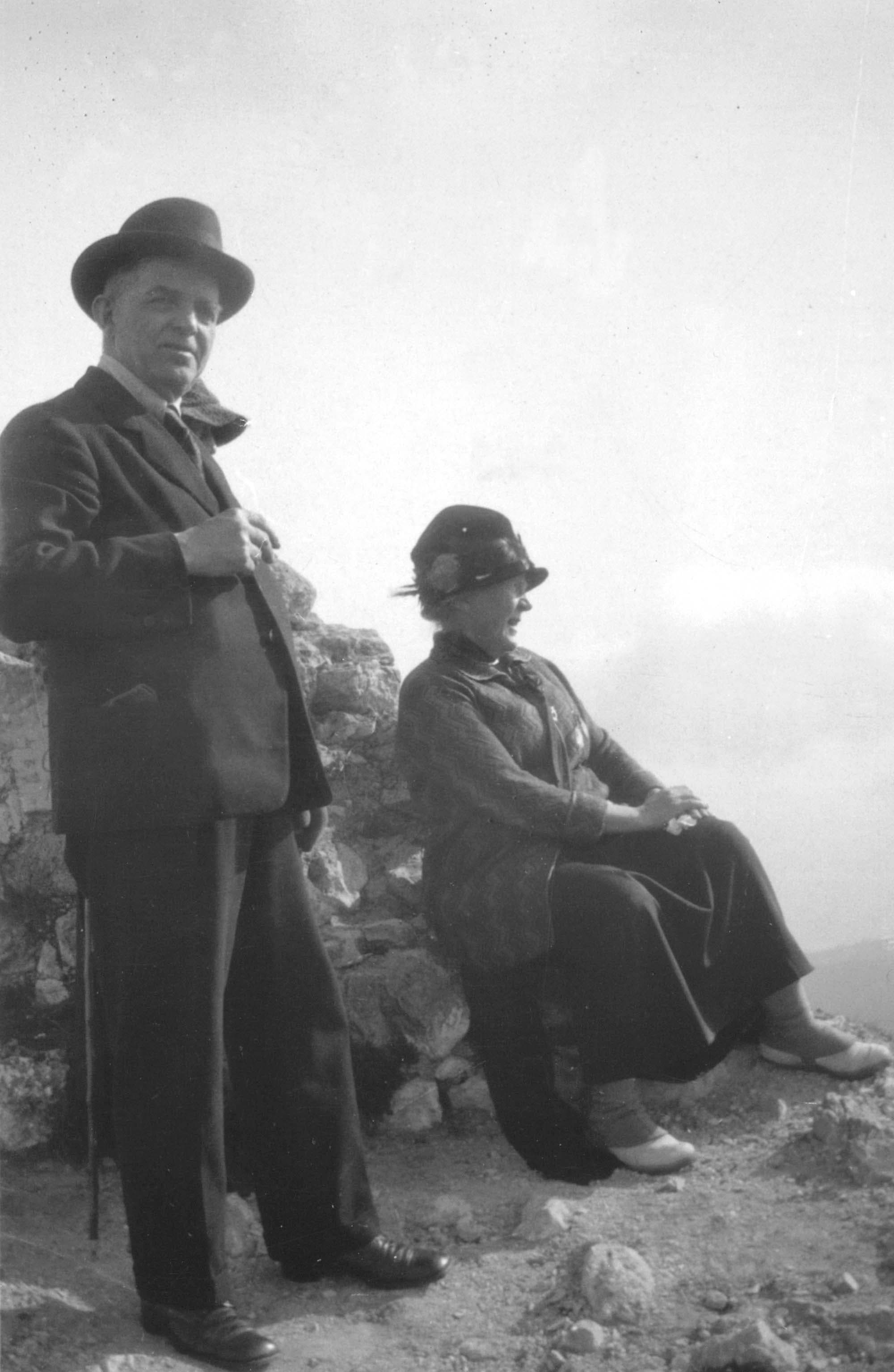 Carl og Anne Marie Carl-Nielsen i ruinerne af borgen Sainte-Agnès, den 6.2.1925.