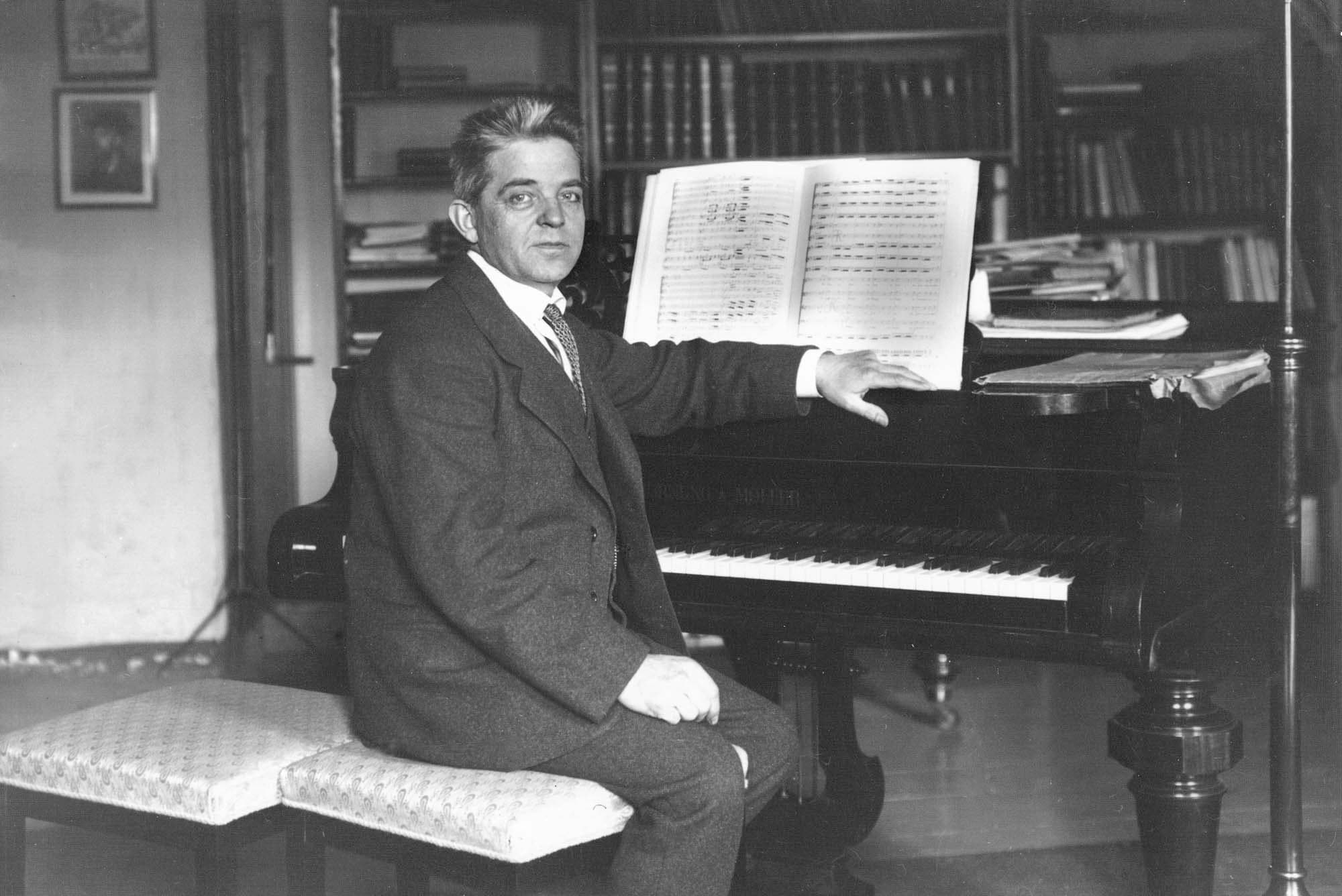 Carl Nielsen ved flygelet i Frederiksholms Kanal 1916.