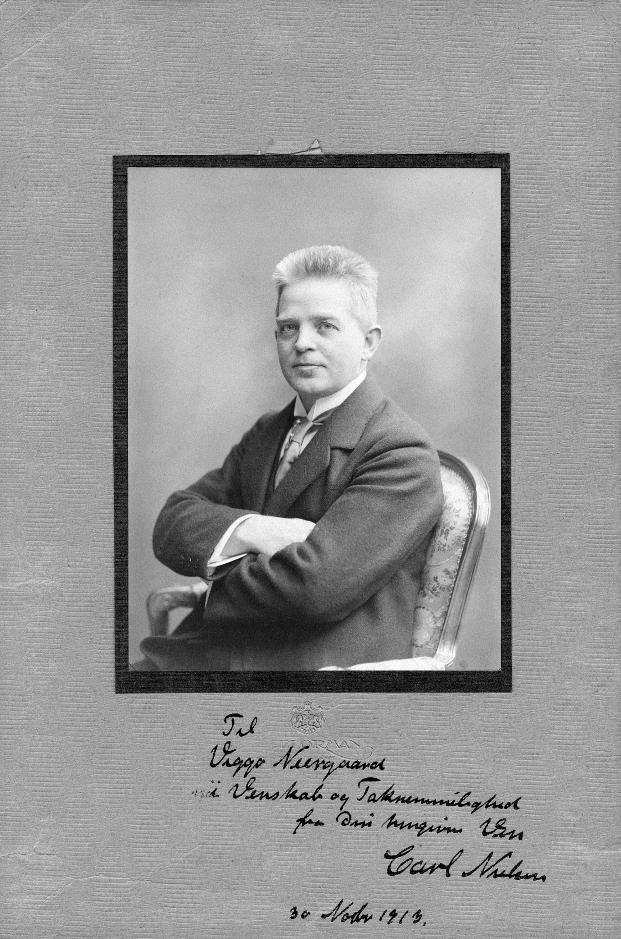 Carl Nielsen med dateret dedikation til Viggo Neergaard. Billedet, der er taget i Stockholm i anledning af koncerten den 31.10.1913, har i alle årene hængt på Fuglsang. (Privateje).