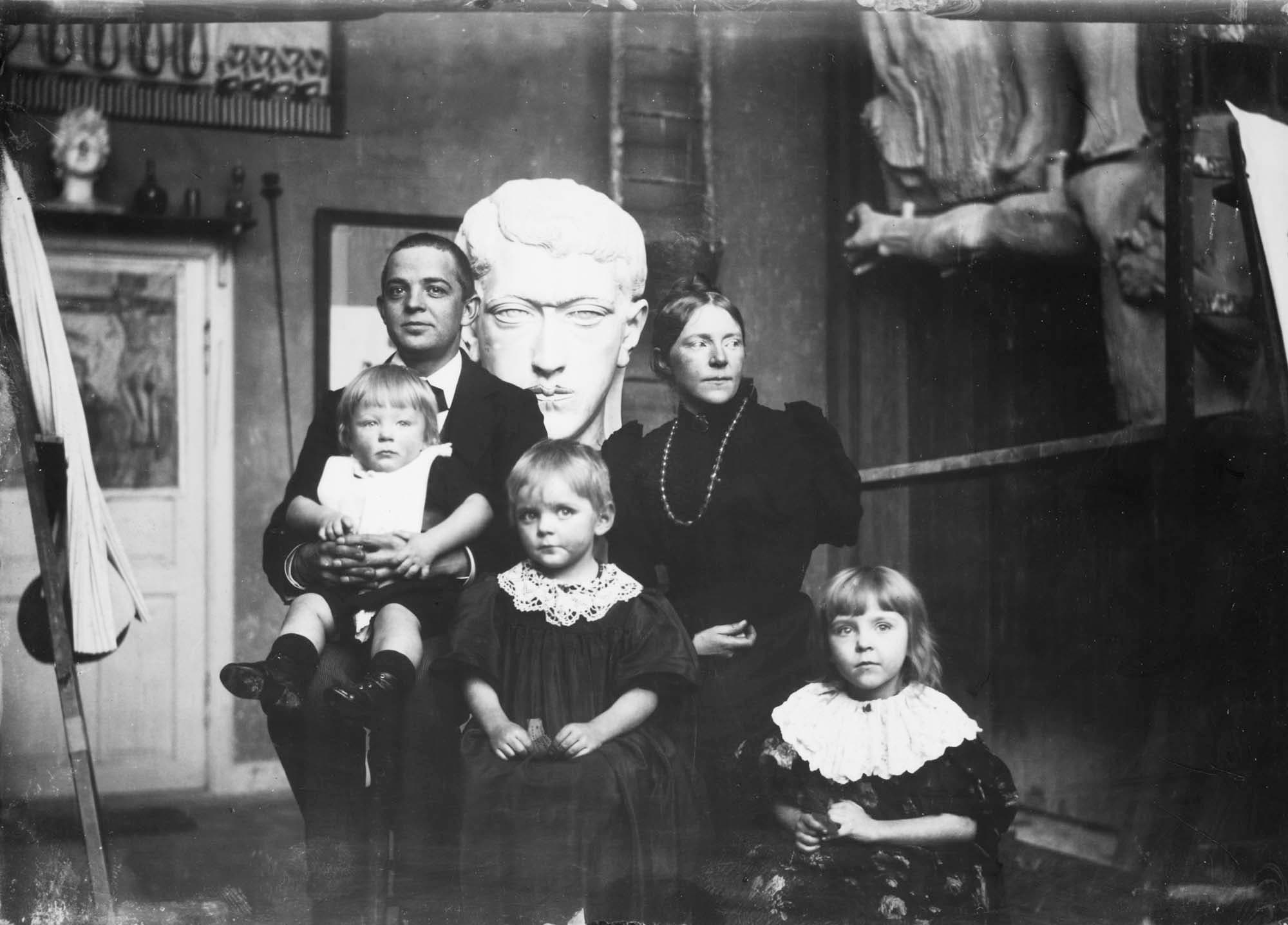 1.45. Familien Nielsens taget af J.F. Willumsen i hans atelier efteråret 1896. Carl Nielsen, Anne Marie Carl-Nielsen og børnene fra venstre: Hans Børge, Anne Marie, kaldet Søs, og Irmelin. Foto: Det Kongelige Bibliotek, Kort- og Billedafdelingen.