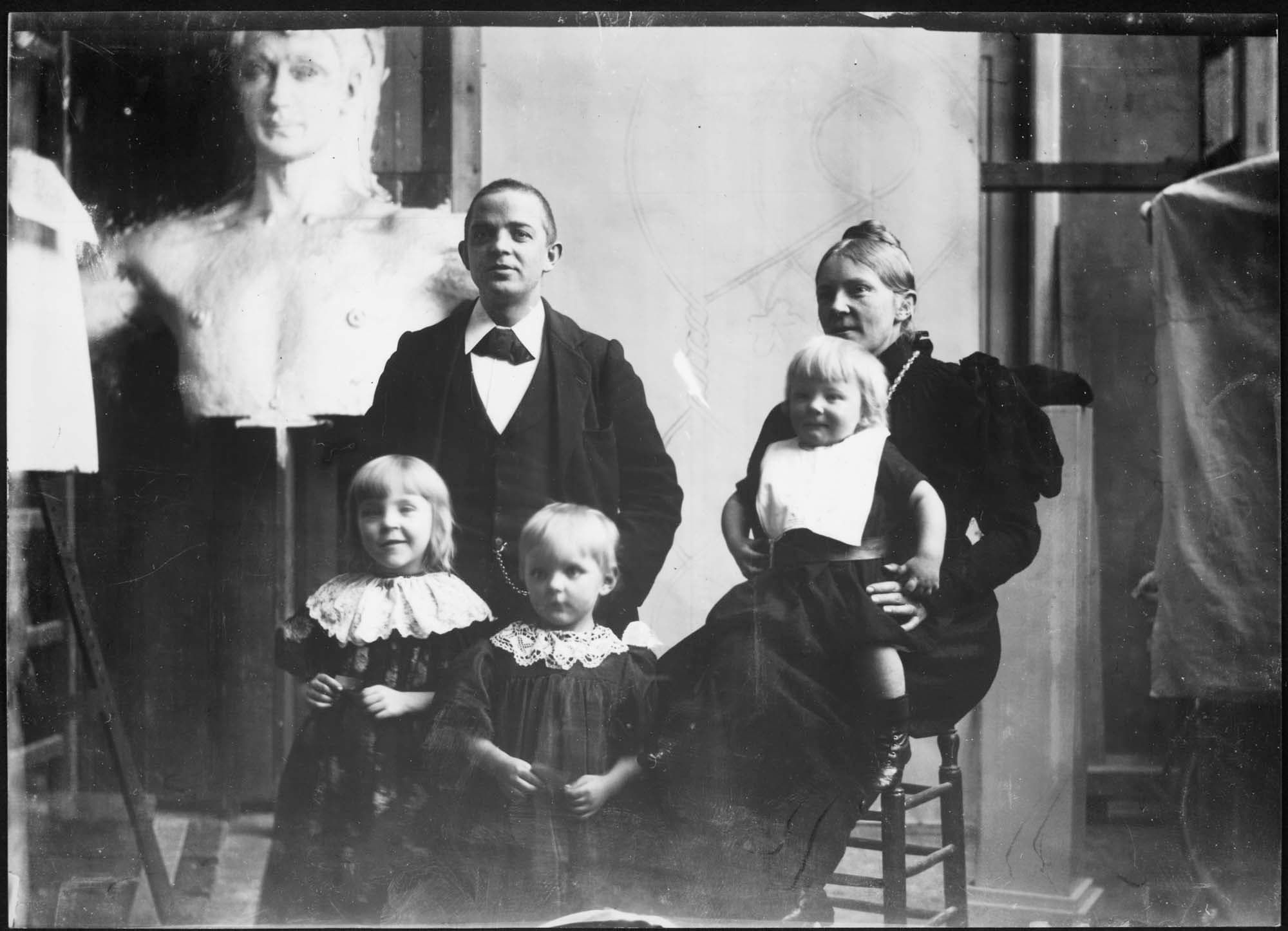 
1.48. Familien Nielsens taget af J.F. Willumsen i hans atelier efteråret 1896. Carl Nielsen, Anne Marie Carl-Nielsen og børnene fra venstre: Hans Børge, Anne Marie, kaldet Søs, og Irmelin. Foto: Det Kongelige Bibliotek, Kort- og Billedafdelingen.