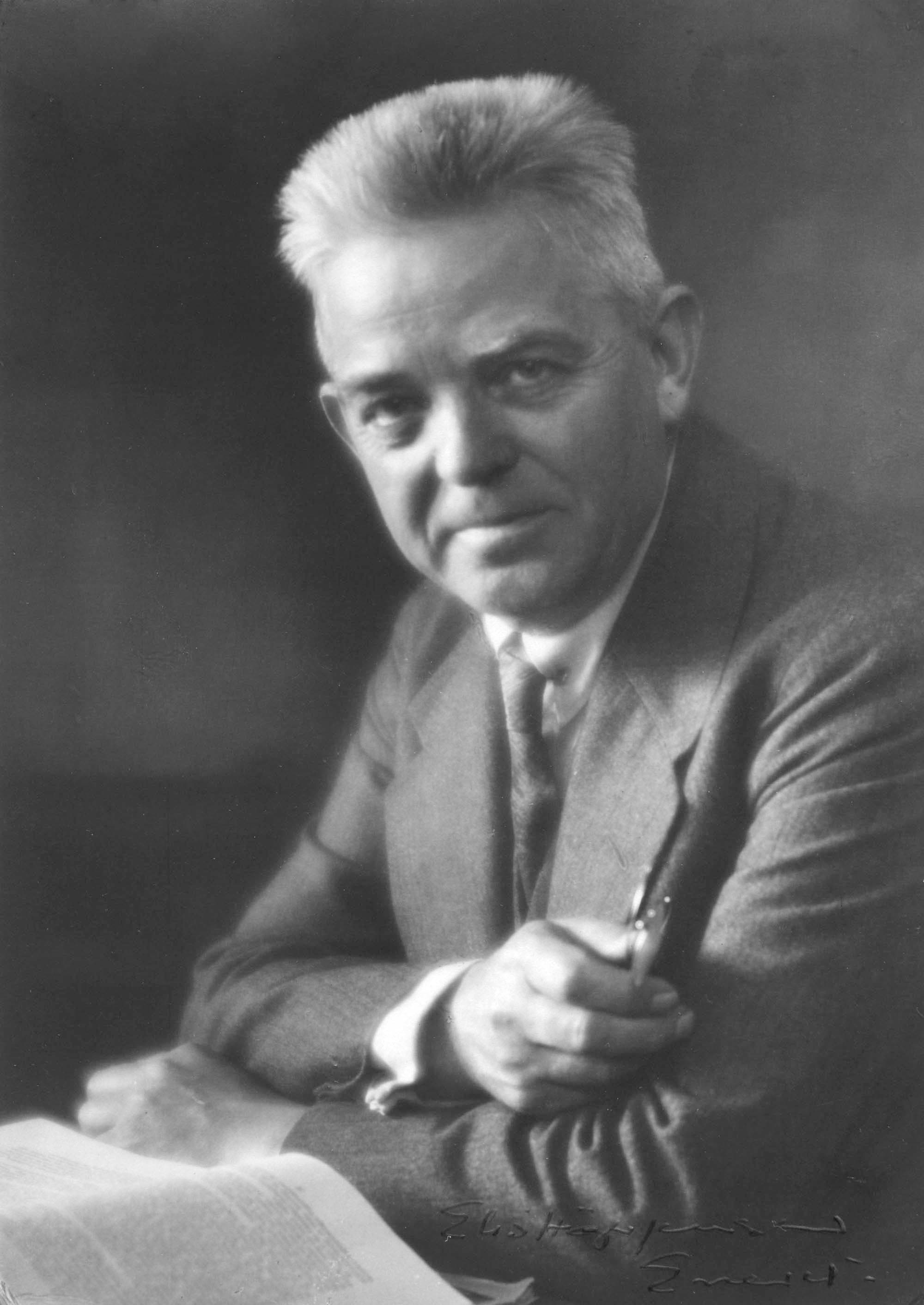 Dette og følgende syv billeder: Carl Nielsen i Elis Høgh Jensens fotografiske atelier den 29.8.1927. Jf. 677.