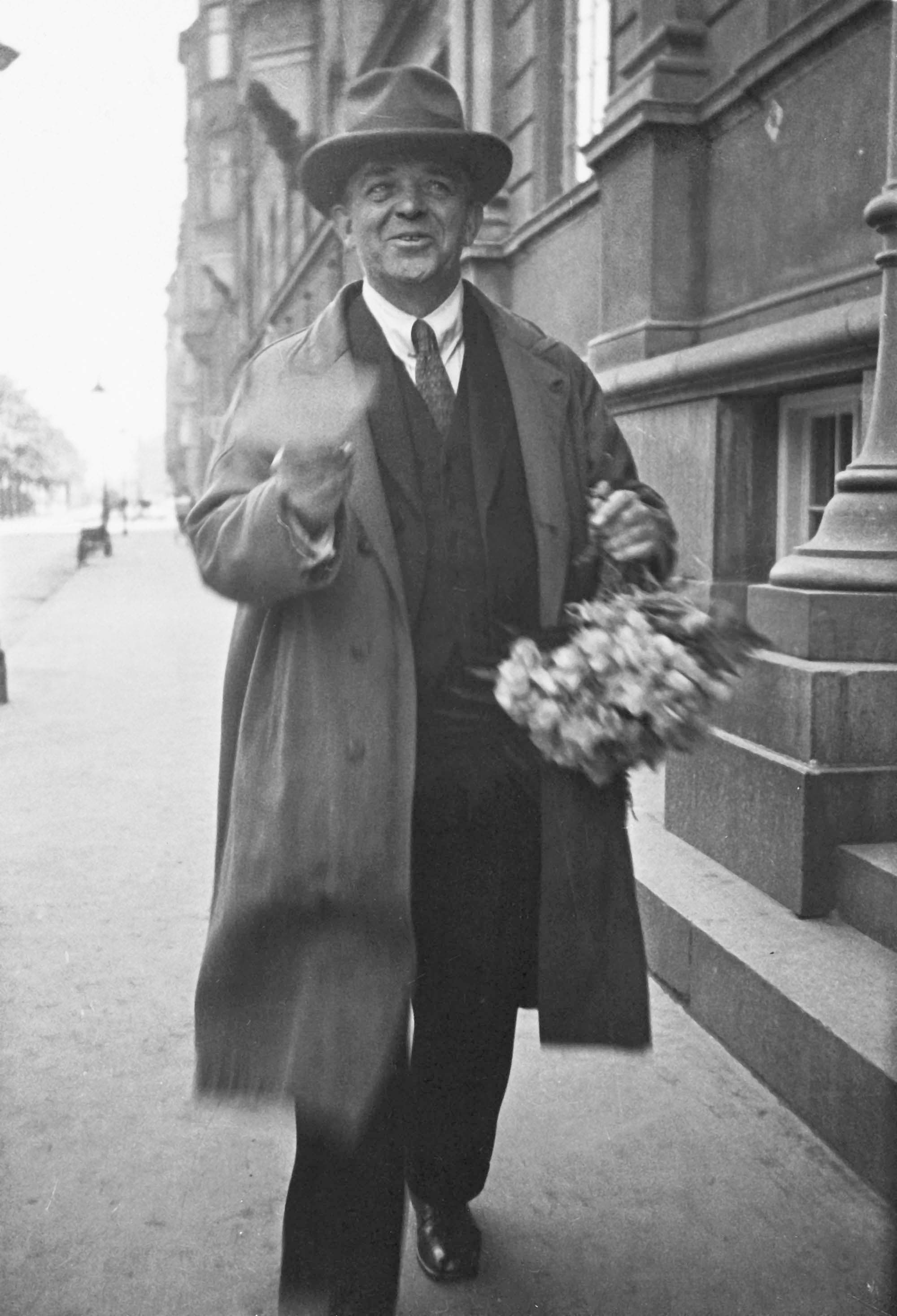 Hvad foregår der foran Musikkonservatoriet i København? Datoen lørdag den 27.6.1925 er noteret bag på billederne.