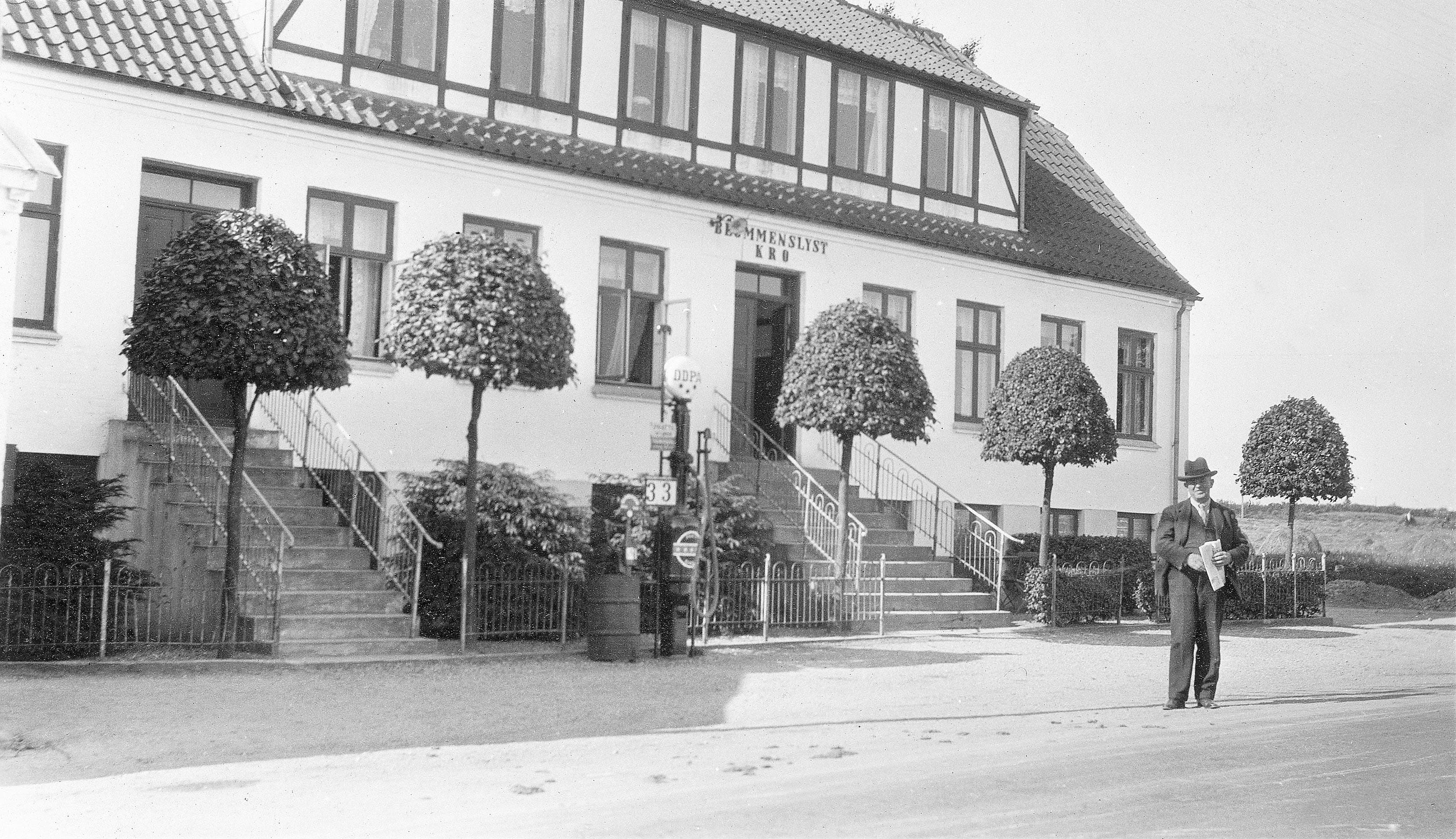 Carl Nielsen ved Blommenslyst Kro, Fyn. Måske under Irmelin og Carl Nielsens hjemtur fra Skagen den 13.-16.8.1927.