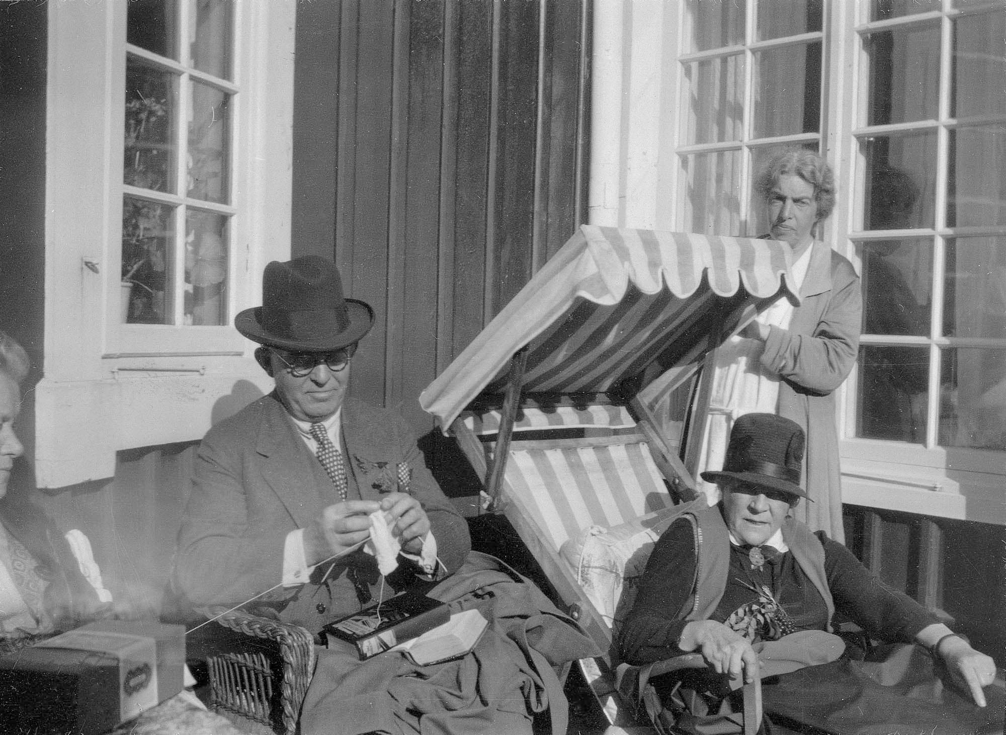 
            
                
                
                Foran huset i Jonsered. Bag Anne Marie Carl-Nielsen Lisa Mannheimer.
            
        