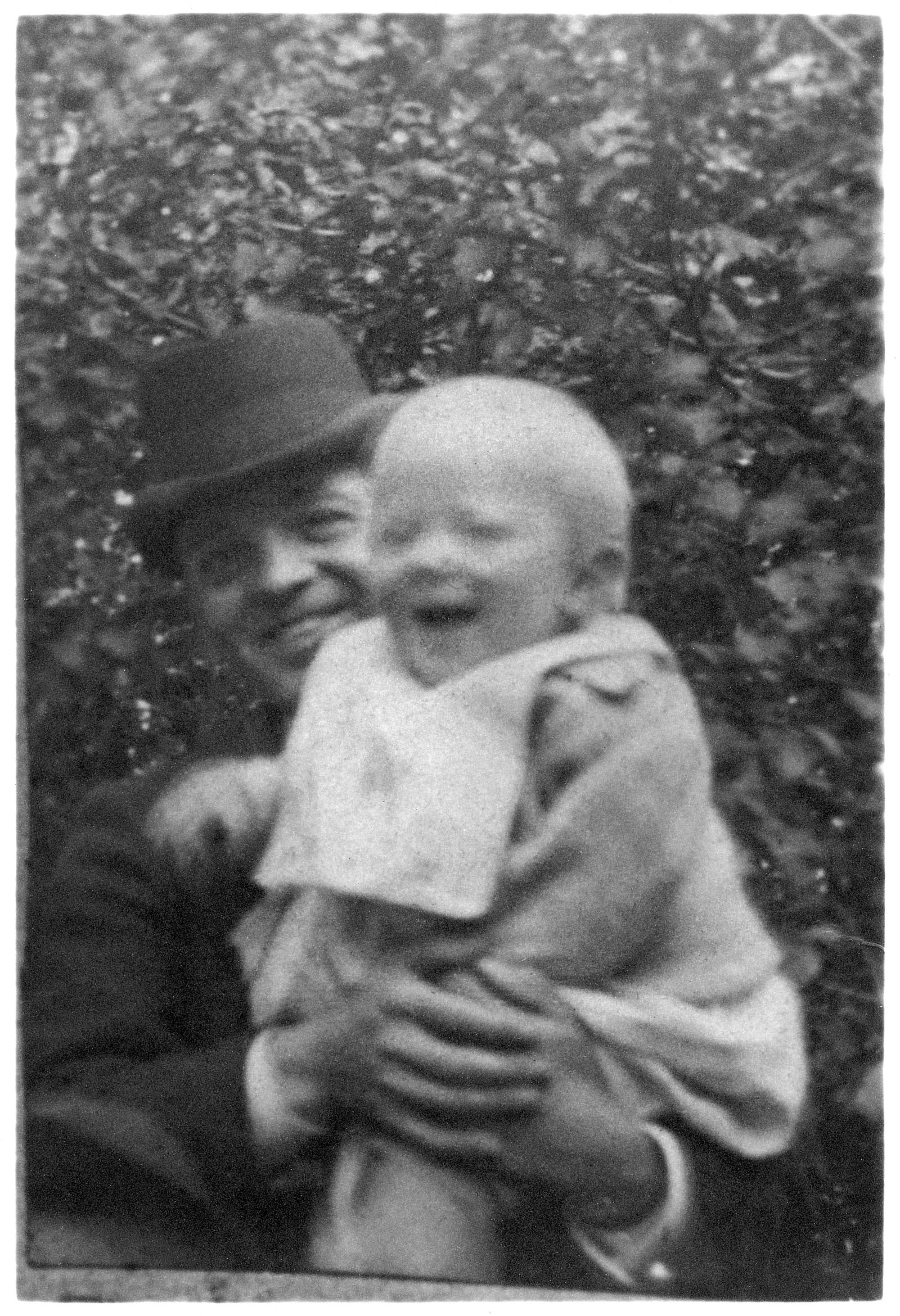 1.44. Den etårige Hans Børge, født 5.9.1895, med sin far. Foto: Det Kongelige Bibliotek, Kort- og Billedafdelingen.