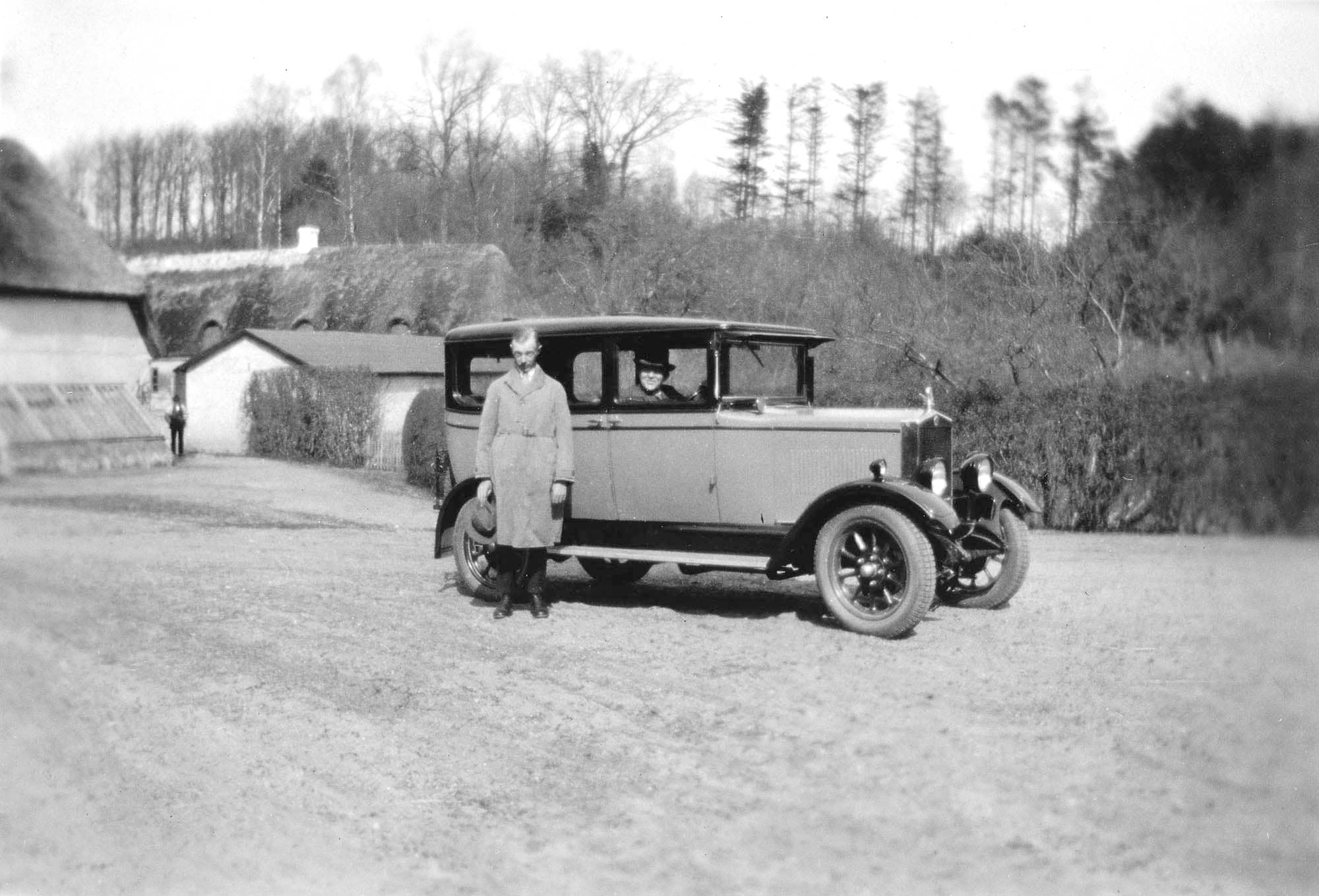
            
                
                
                Dette og de to følgende billeder: Ved Damgaard i den nye Morris, jf. 88, sammen med Hans Børge.
            
        