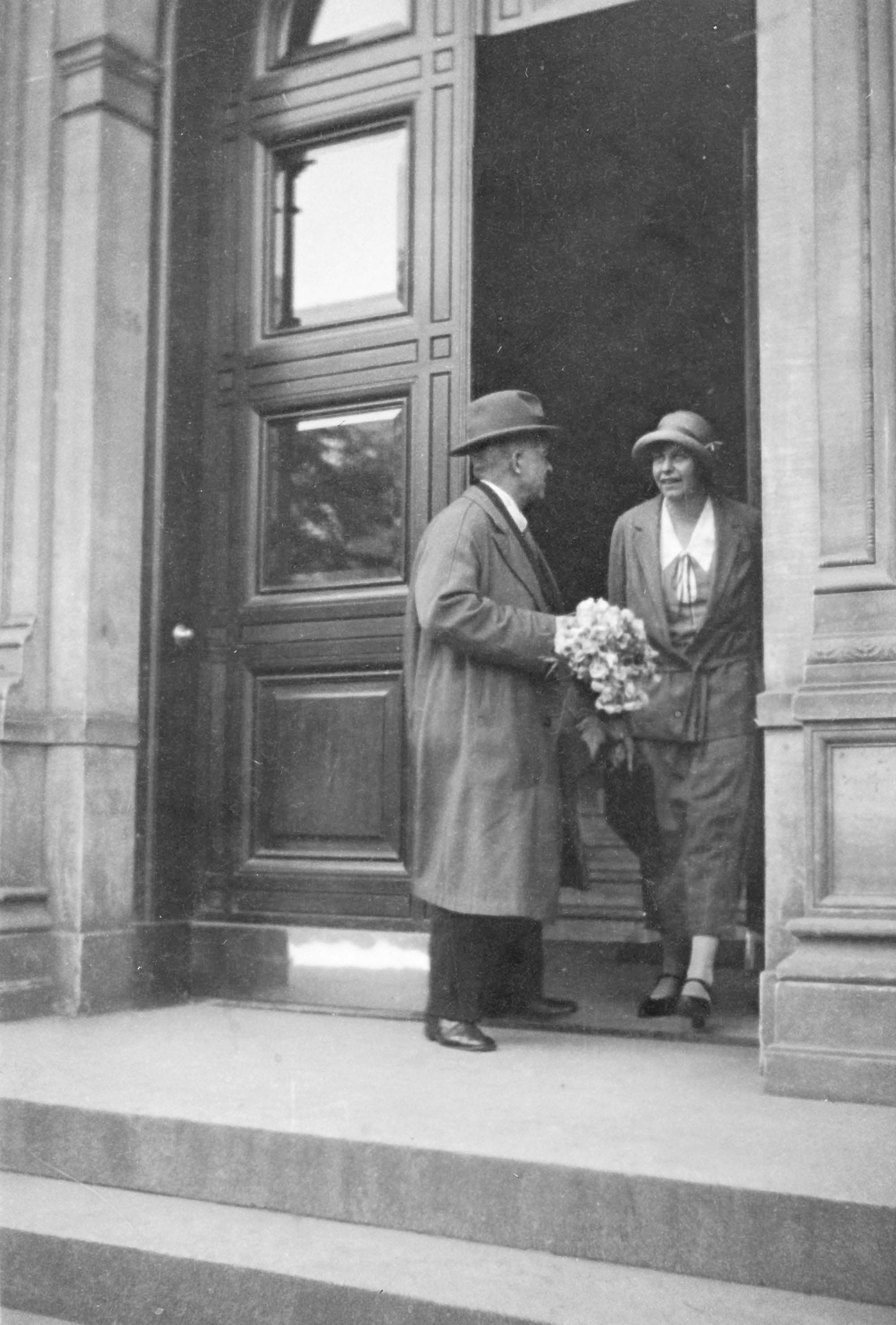 Hvad foregår der foran Musikkonservatoriet i København? Datoen lørdag den 27.6.1925 er noteret bag på billederne.