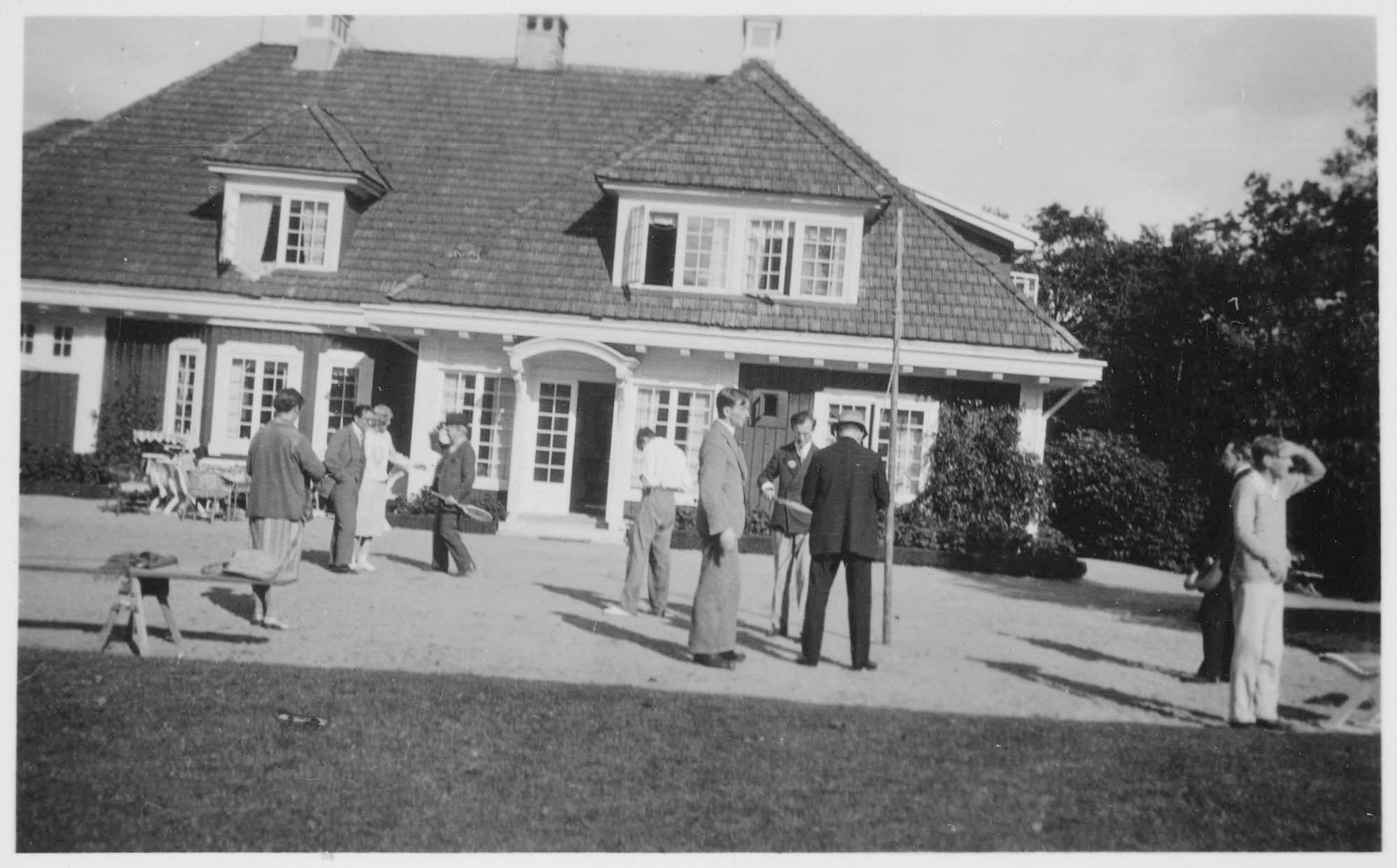 
            
                
                
                Foran familien Mannheimers sommerbolig Skogshem i Jonsered ved Göteborg, september 1928. Fra venstre: Göthilda de Maré, Emil og Søs Telmányi, Carl Nielsen med en tennisketsjer, Axel Mannheimer, Ernst de Maré, Bertil Mannheimer, Herman Mannheimer (med ryggen til), Sam de Maré og Ted Mannheimer.
            
        