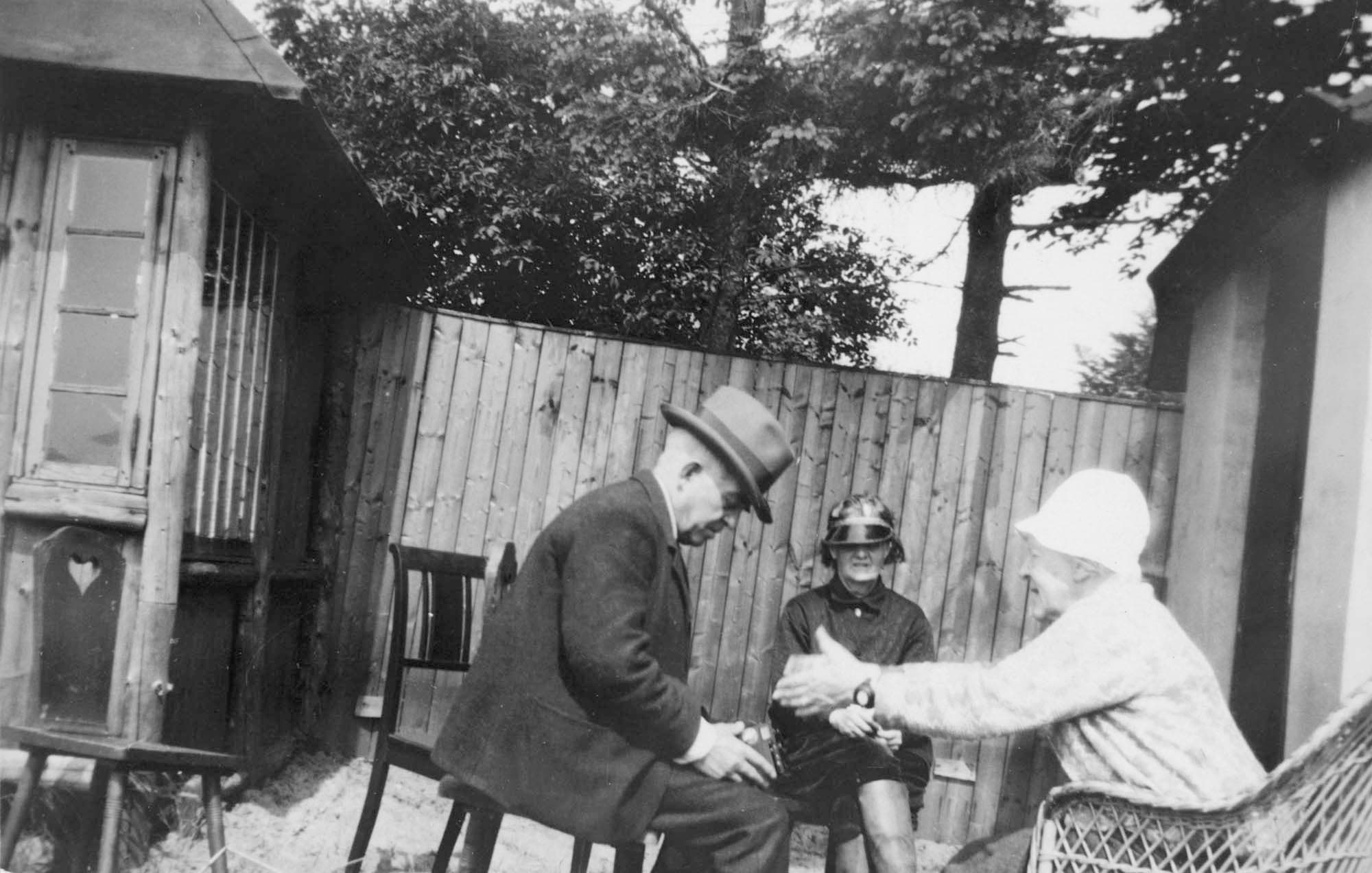 Til Damgaard hørte et hus ved strandkanten, som Margrete Rosenberg boede i. Her ses hun sammen med Carl Nielsen og Anne Marie Carl-Nielsen. De følgende to billeder er fra samme lokalitet.