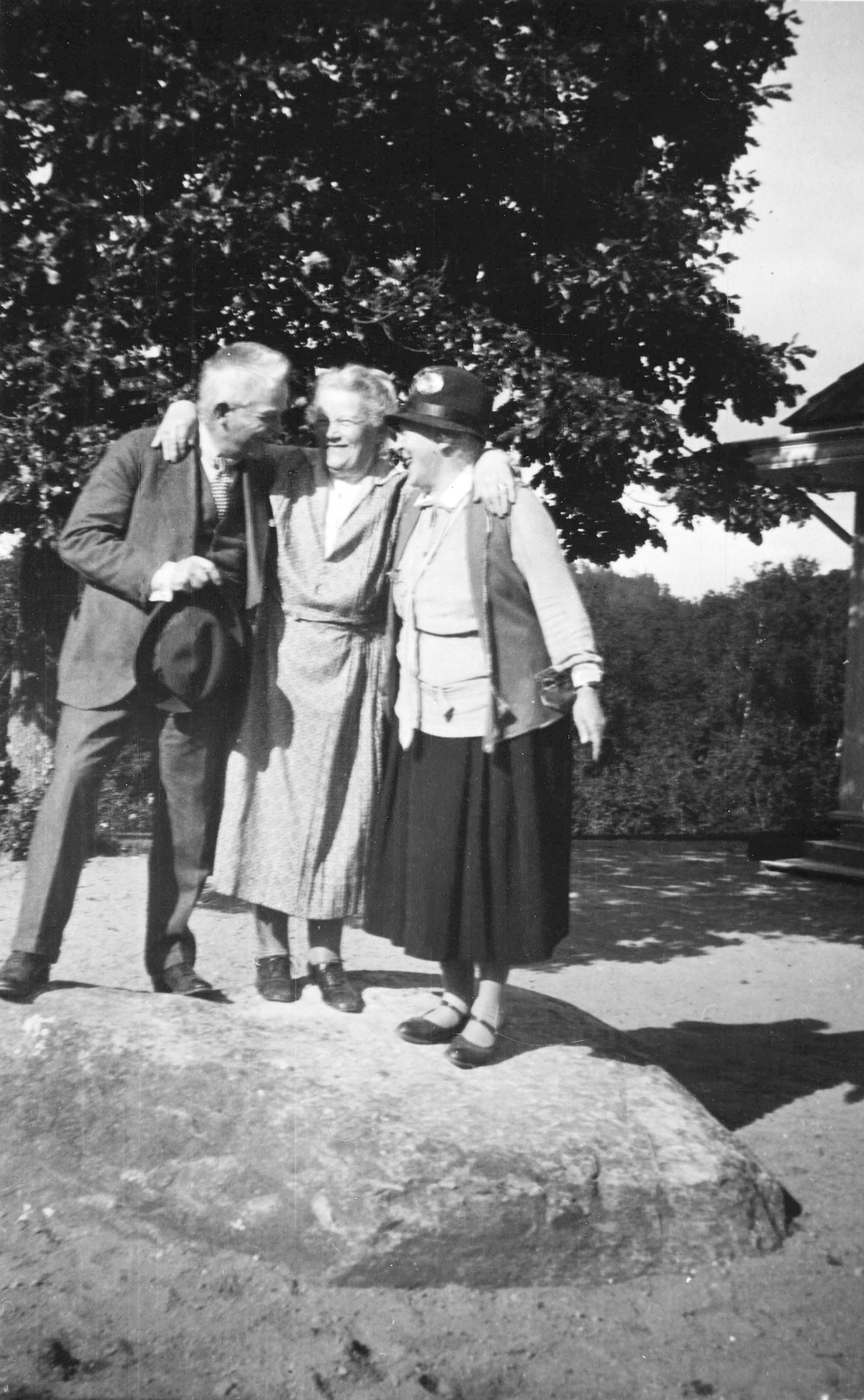 
            
                
                
                Dette og næste billede: Komponisten sammen med Henriette Magnus og Anne Marie Carl-Nielsen.
            
        