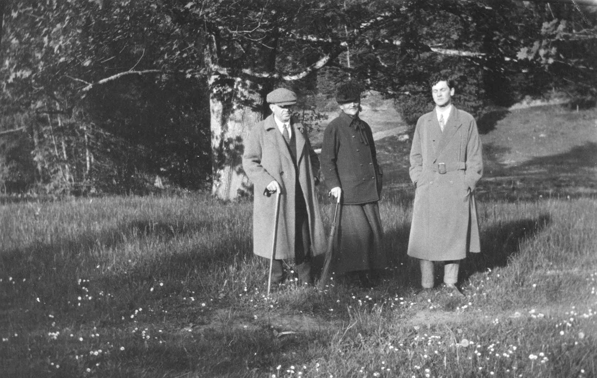 Dette og følgende to billeder: Damgaard i pinsen 1926. Den unge billedhugger Helen Rée er på besøg med sin forlovede, Holger Schou. Det er formentlig hende, der har taget disse tre billeder af Carl Nielsen, Charlotte Trap de Thygeson og Holger Schou.