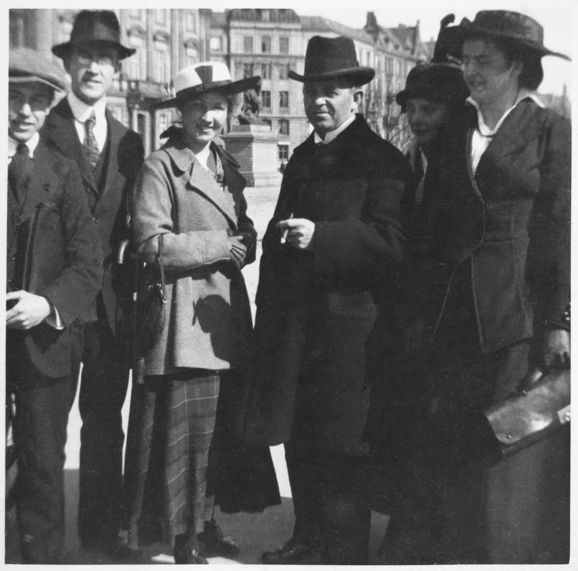 Carl Nielsen omgivet af konservatorieelever foran Musikkonservatoriet på Vestre Boulevard (i dag H.C. Andersens Boulevard), ca. 1916. Yderst til venstre Thomas Jensen, den senere dirigent, og Torben Krogh, klarinettist og musik- og teaterhistoriker.