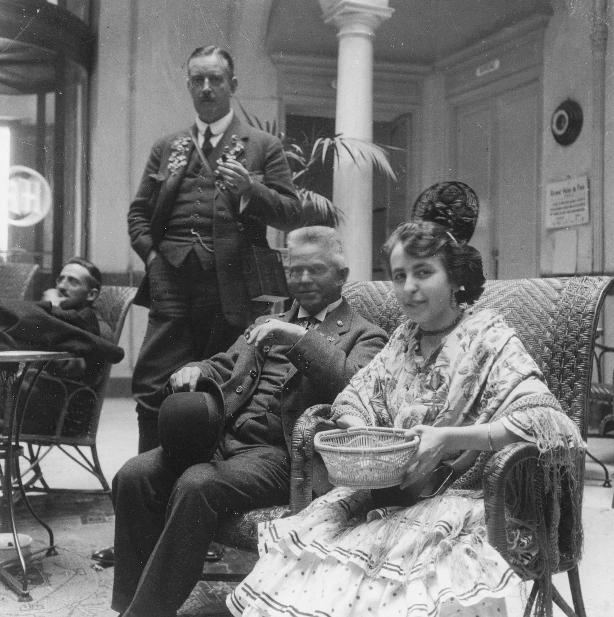 Carl Nielsen og Erik Dalberg, stående. Sevilla.