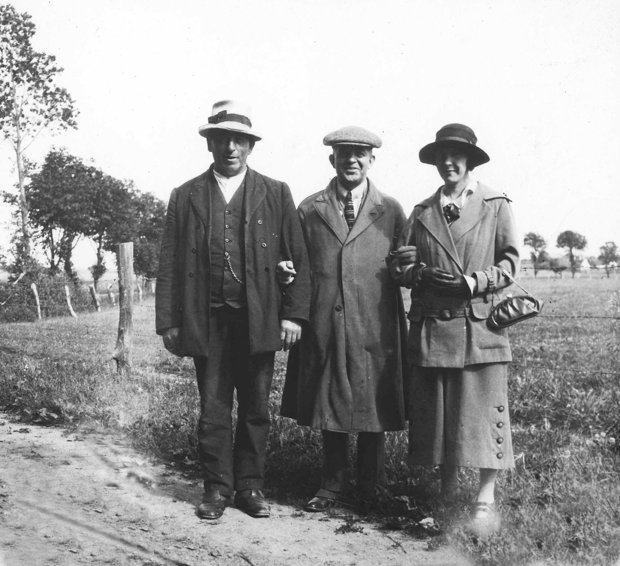 Sortelung. Carl Nielsen mellem barndomsvennen Johannes Wortmann og Vera Michaelsen. Udateret.