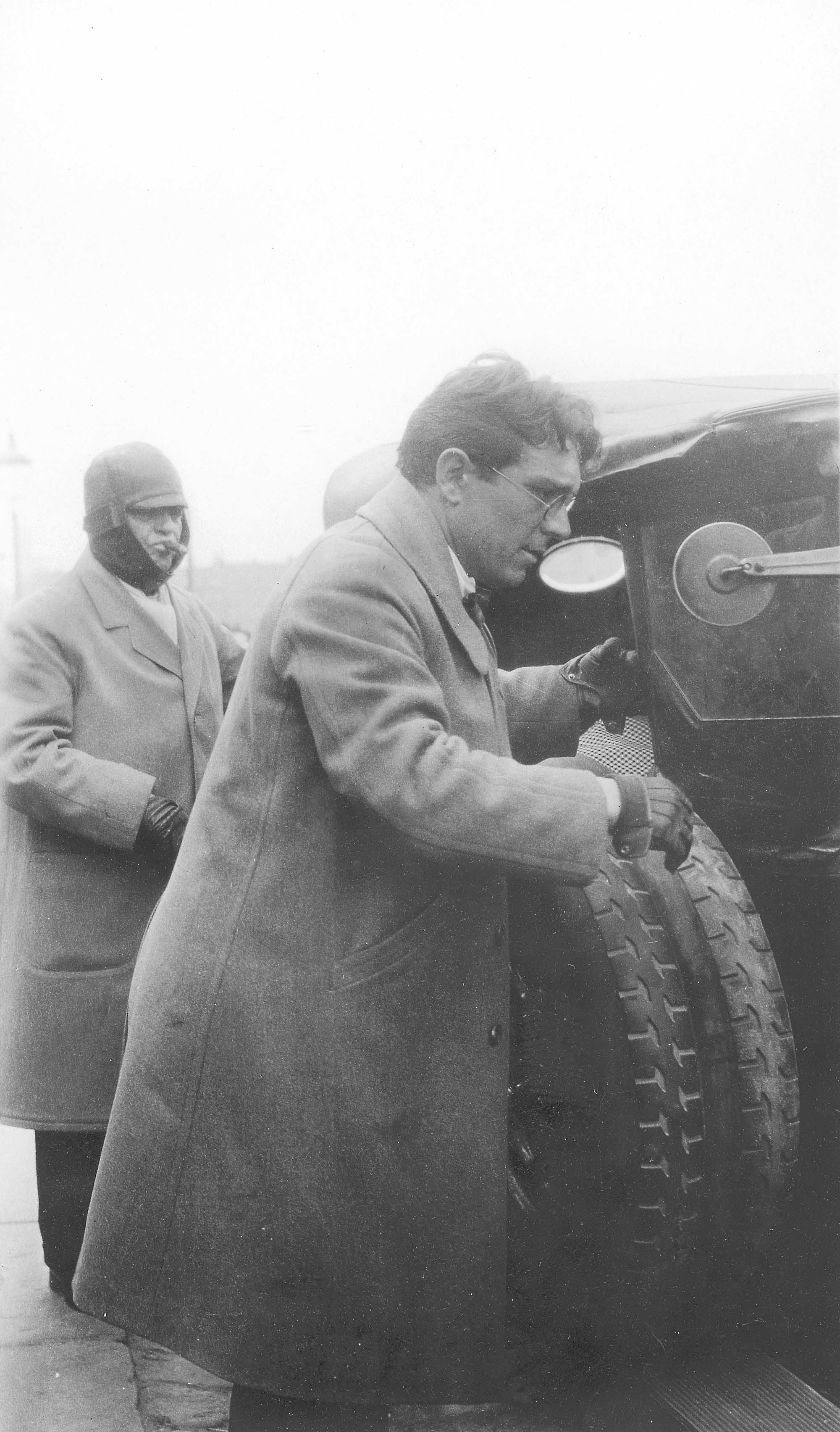 Dette og følgende to billeder: Afrejse den 23.6.1927 til Frankfurt am Main fra Frederiksholms Kanal 28A: Carl Nielsen, Emil Telmányi, Frederikke Møller, Hans Børge Nielsen og Irmelin, som ikke rejste med.