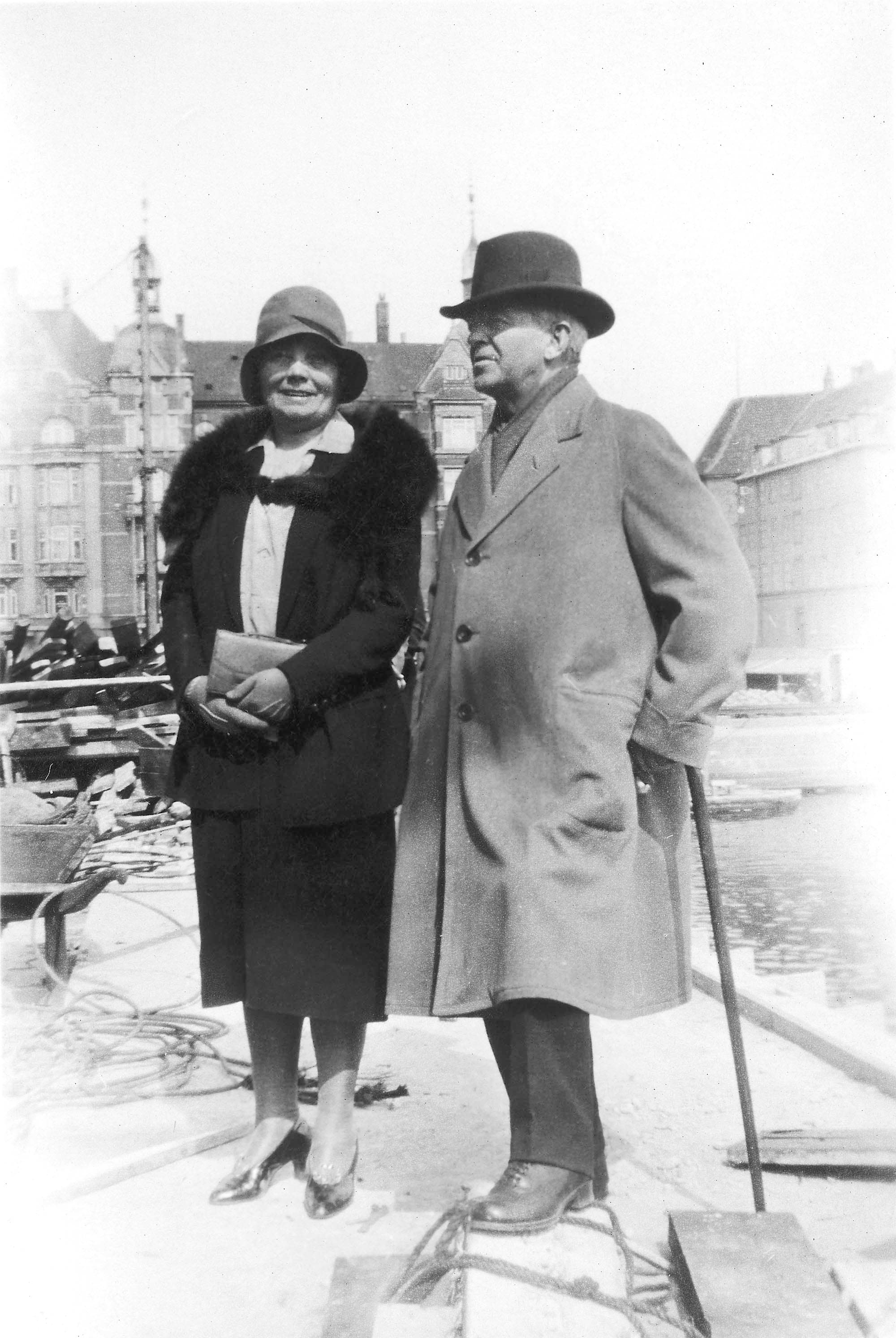 Sigrid Lorenz, gift med havnebygmester Godfred Lorenz, og Carl Nielsen, ifølge påskrift på bagsiden fotograferet i København den 18.5.1930 på byggepladsen til den nye Langebro.