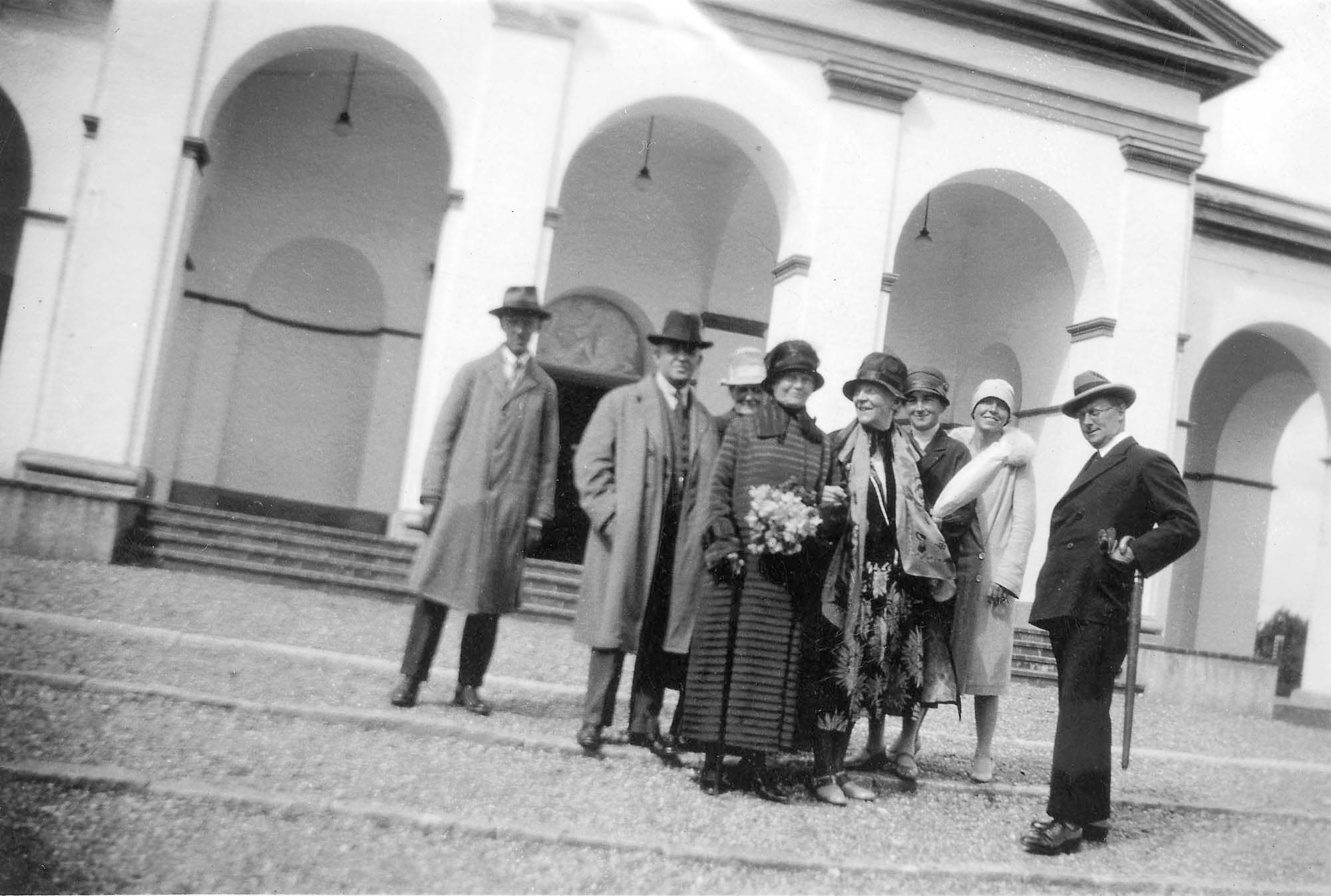 
            
                
                
                Dette og næste billede: Anne Marie Carl-Nielsens marmorrelief Lazarus’ opvækkelse over døren til Kristkirken i Kolding blev indviet søndag den 19.8. 1928, jf.
                 10
                :292. Siden 1927 havde relieffet været opsat i gips, jf.
                9
                :382 fjerde billede. Blandt de tilstedeværende ses kunstnerinden og hendes mand, Irmelin og Hans Børge.
            
        