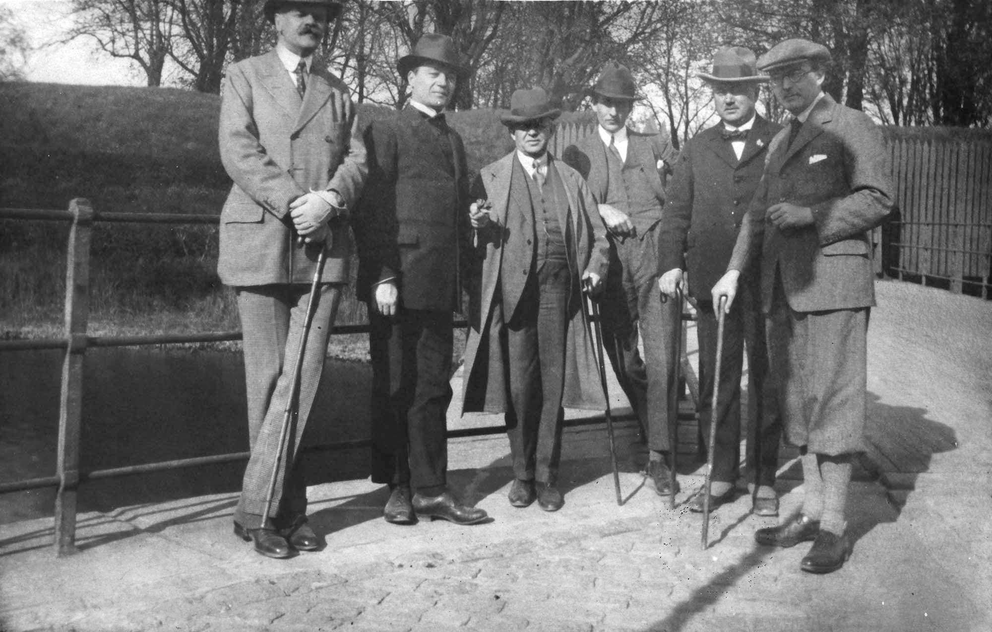 
            
                
                
                Minus én, uden for Kastellet i København, maj 1928.
            
        