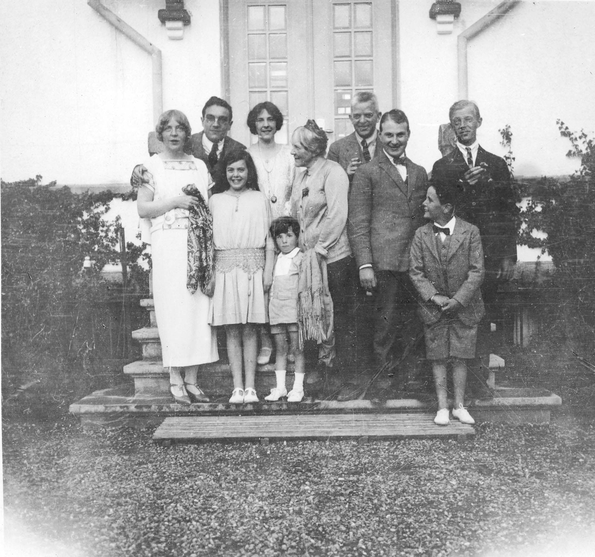 
Søs og Emil Telmányi, Ettie, Vera og Ove Michaelsen, Anne Marie og Carl Nielsen, Carl Johan Michaelsen, Walther Michaelsen og Hans Børge Nielsen på Villa Højtoftes trappe. Udateret.