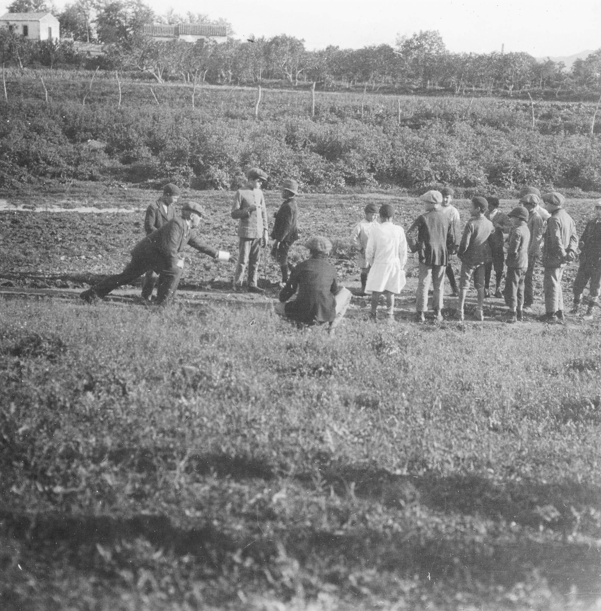 Carl Nielsen leger med spanske børn. Cordoba.