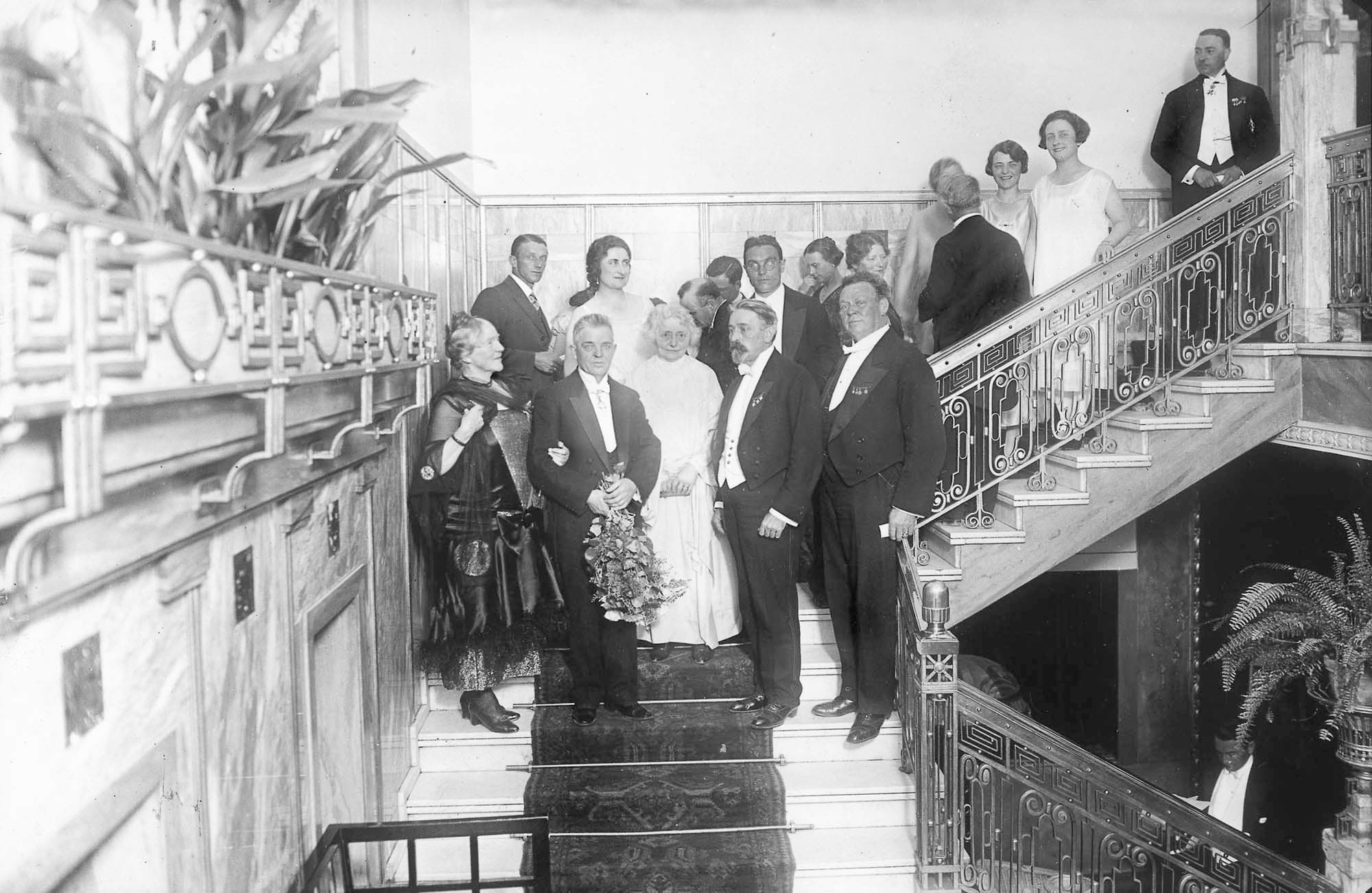 På restaurant Nimbs trappe forud for den afsluttende aftenfest den 9.6.1925. Forrest står Anne Marie Carl-Nielsen, Carl Nielsen, Nina Grieg, Frederik Schnedler-Petersen og Peter Cornelius. Bag dem blandt andre Tenna Frederiksen og Emil Telmányi. Øverst på trappen, set fra højre: departementschef Kai Glahn, Axel Kjerulfs kone Ely og Svend Wilhelm Hansens kone Lissen. Billedet bragt i Politiken den 10.6.1925.