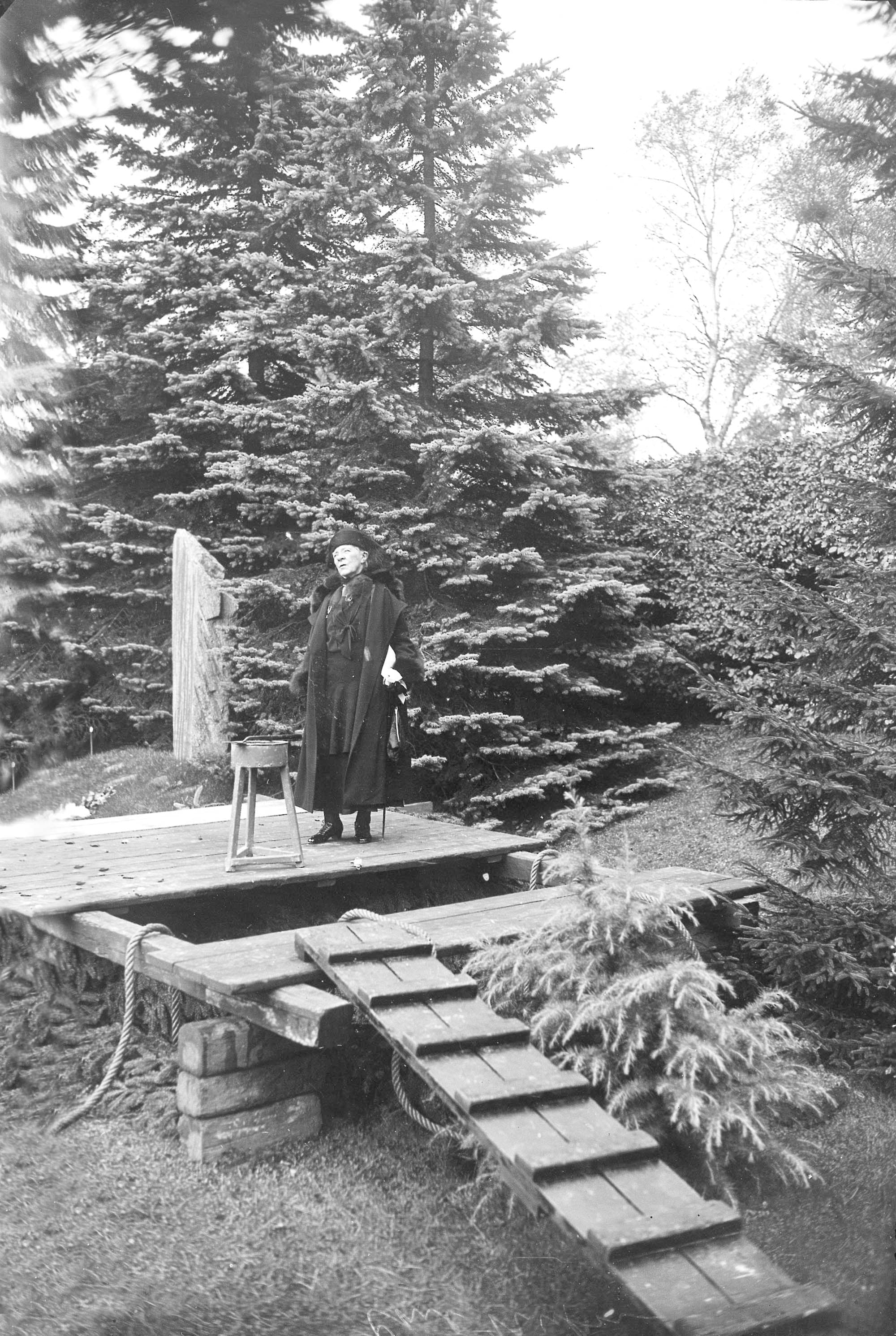 Anne Marie Carl-Nielsen taler ved graven.